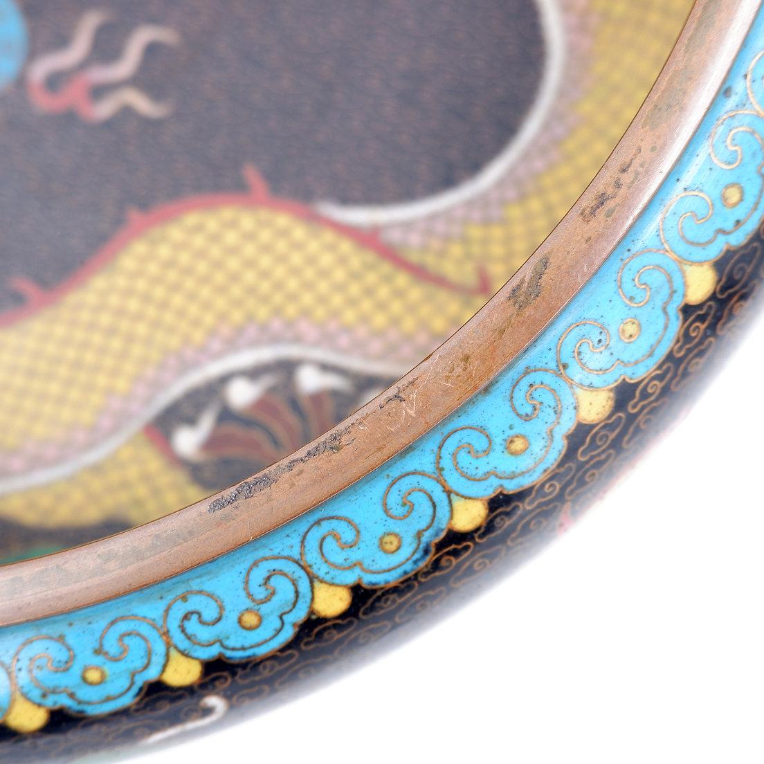 Arte asiatica - Decorazione antica
Coppa Cloisonné con draghi, Sig. Zhengde, Cina, anni 20/30.
Misure: Ø30cm H: 8,5cm 
Materiali : rame - smalto
Ciotola realizzata con la tecnica del cloisonné o smalto cellulare su un recipiente di rame. La