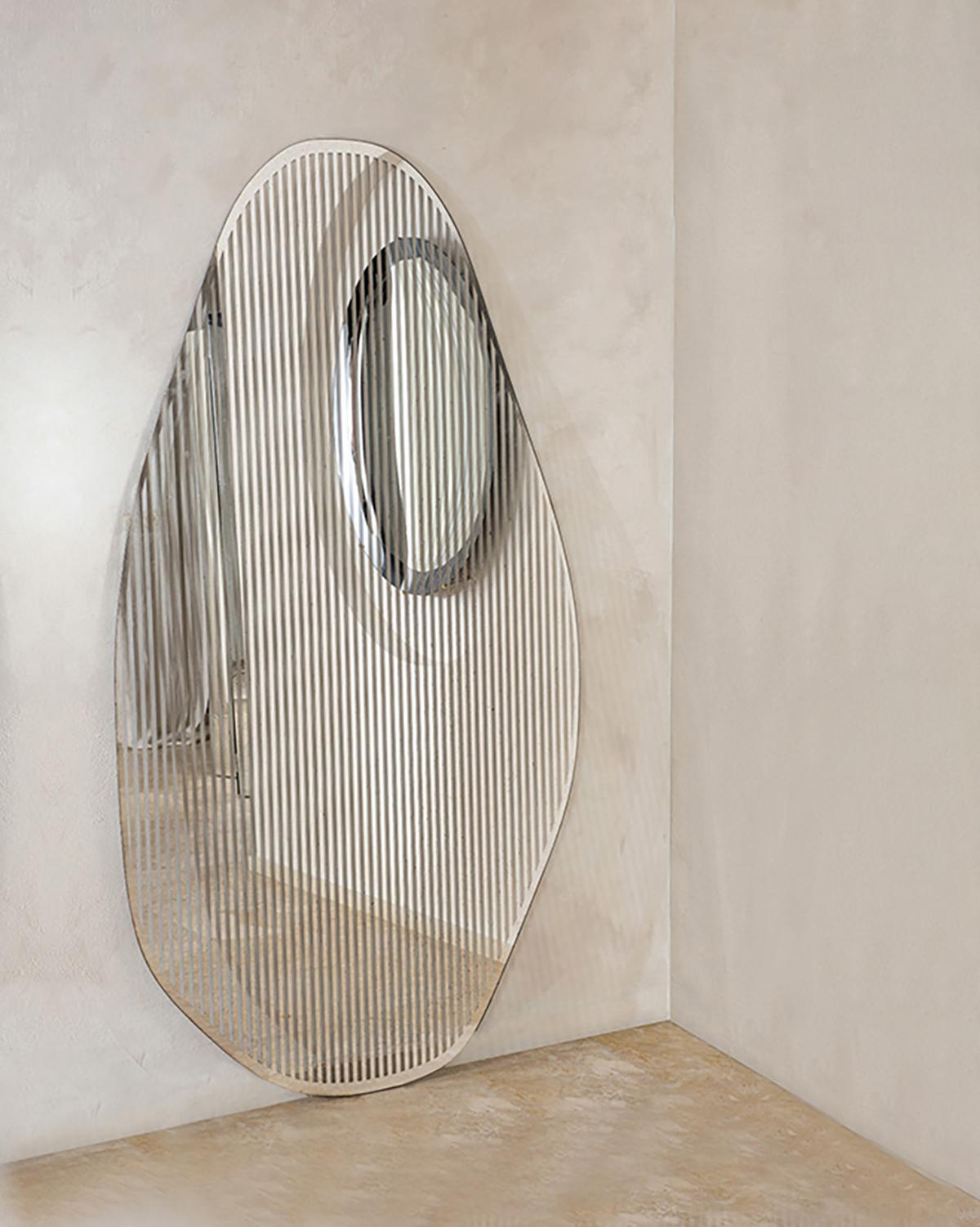Miroir I+I par Homa
Dimensions : L 100 x D 0,4 x H 150 cm
MATERIAL : Argent Miroir.

HOMA est un atelier de design contemporain basé à Istanbul. Les procédés caractéristiques de l'atelier sont le verre soufflé à la main, le fusing du verre et le