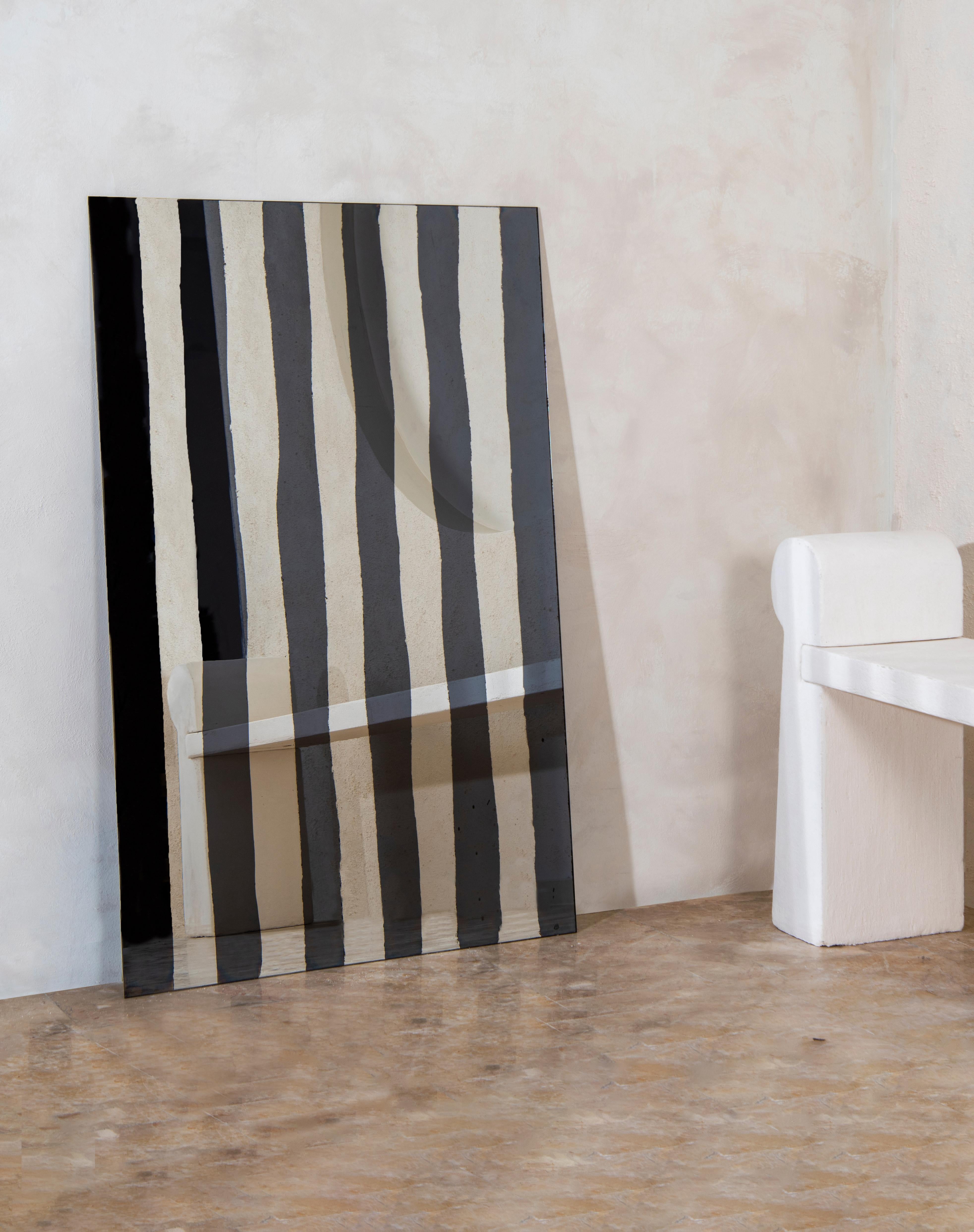 Specchio di fumo e argento. Vetro trasparente.
110 x 70 cm  Spessore: 4 mm 
Colore: Argento e fumo

Il pezzo di marmo non è incluso

LINE: Il processo di rispecchiamento è intrinsecamente multistrato e la Collection's LINE lo cattura magnificamente.