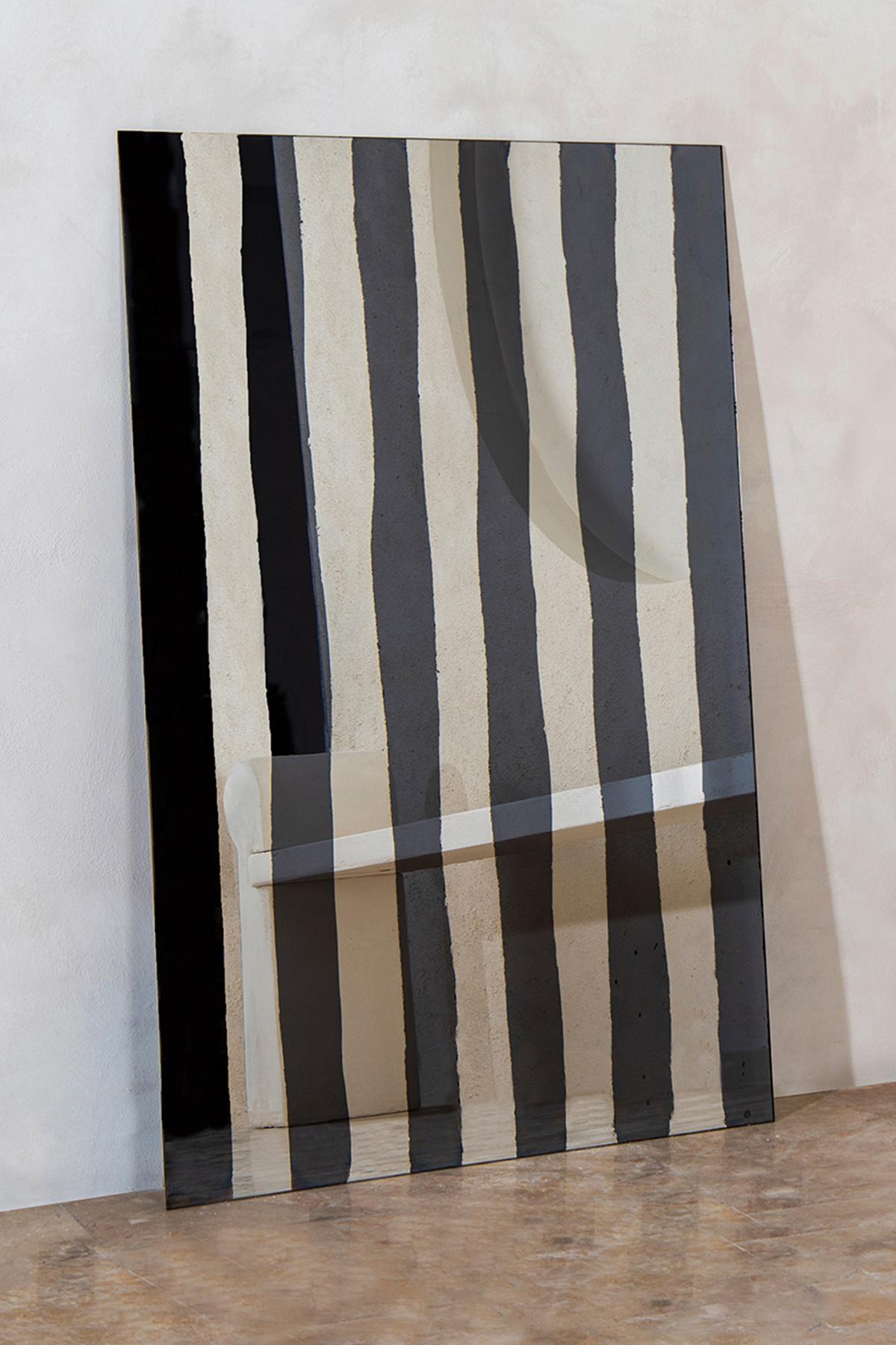 Specchio Line II di Homa
Dimensioni: L 70 x P 0,4 x H 110 cm
Materiali: Specchio fumé e argento, vetro trasparente.

HOMA è un atelier di design contemporaneo con sede a Istanbul. I processi caratteristici dell'Atelier sono il vetro soffiato a mano,