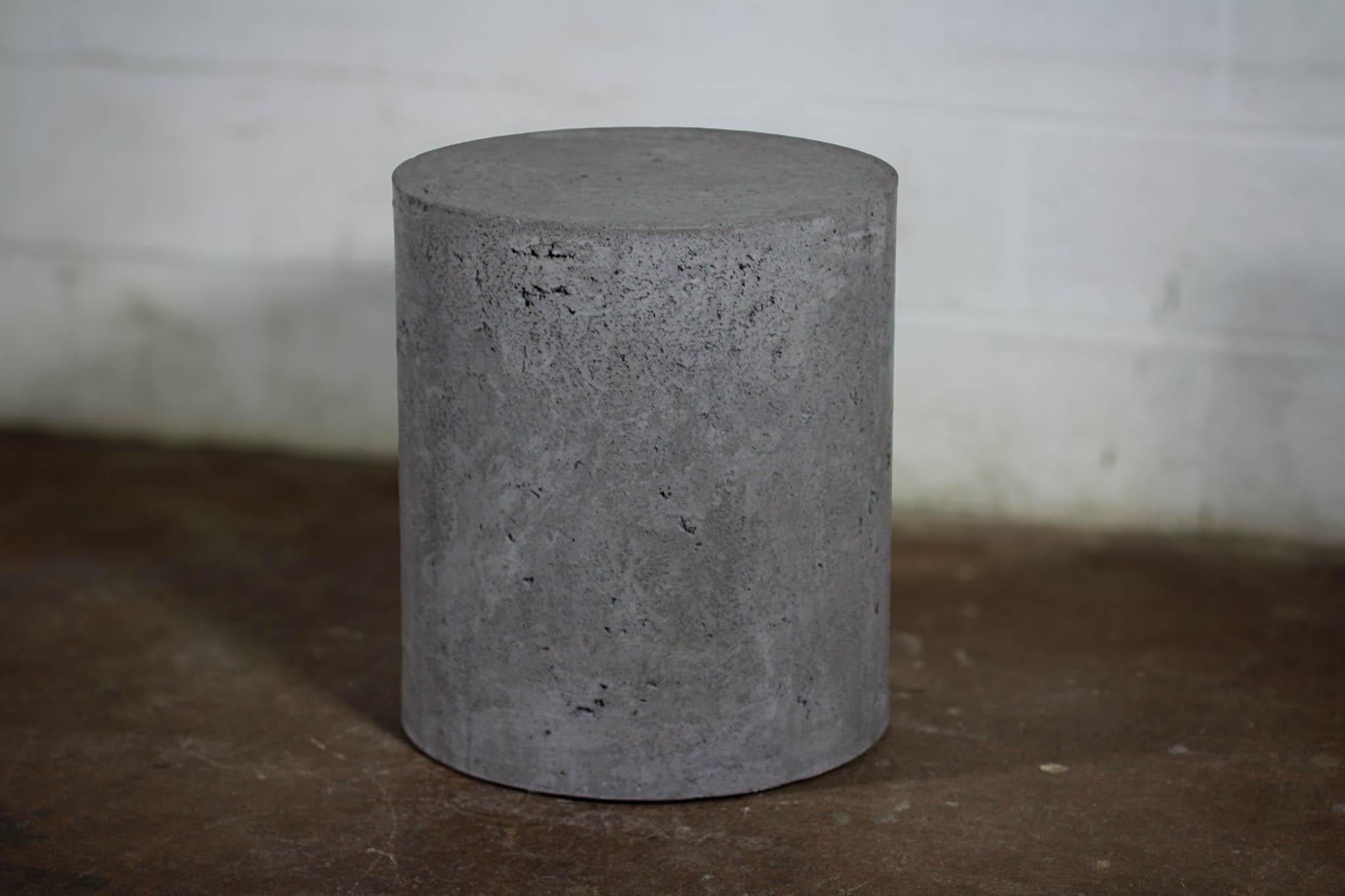 Ciment Ligne RAW, Cylindres en béton  par Dylan Myers Design en vente