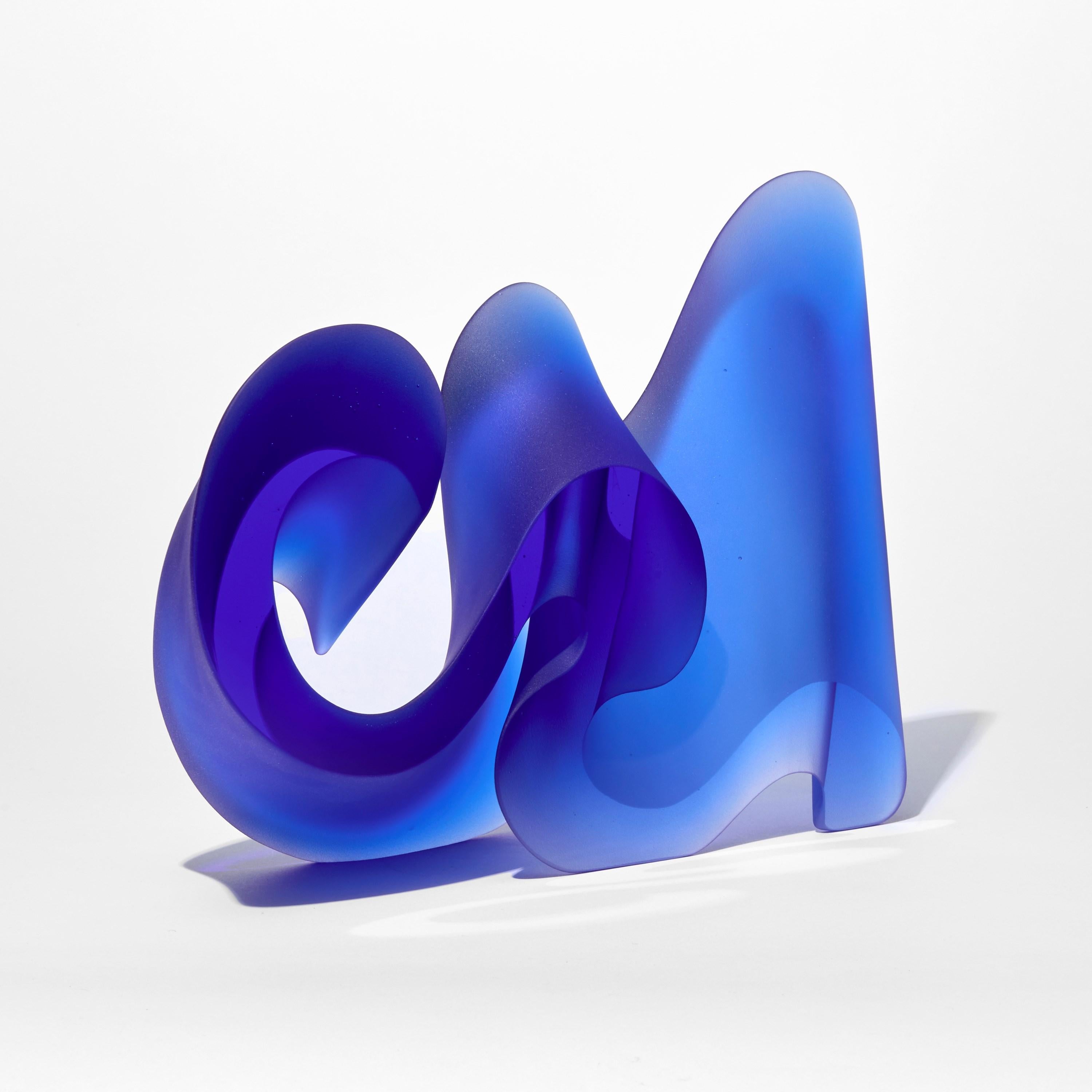 Line Sapphire, eine intensiv blaue abstrakte Gussglasskulptur von Karin Mørch (Organische Moderne) im Angebot