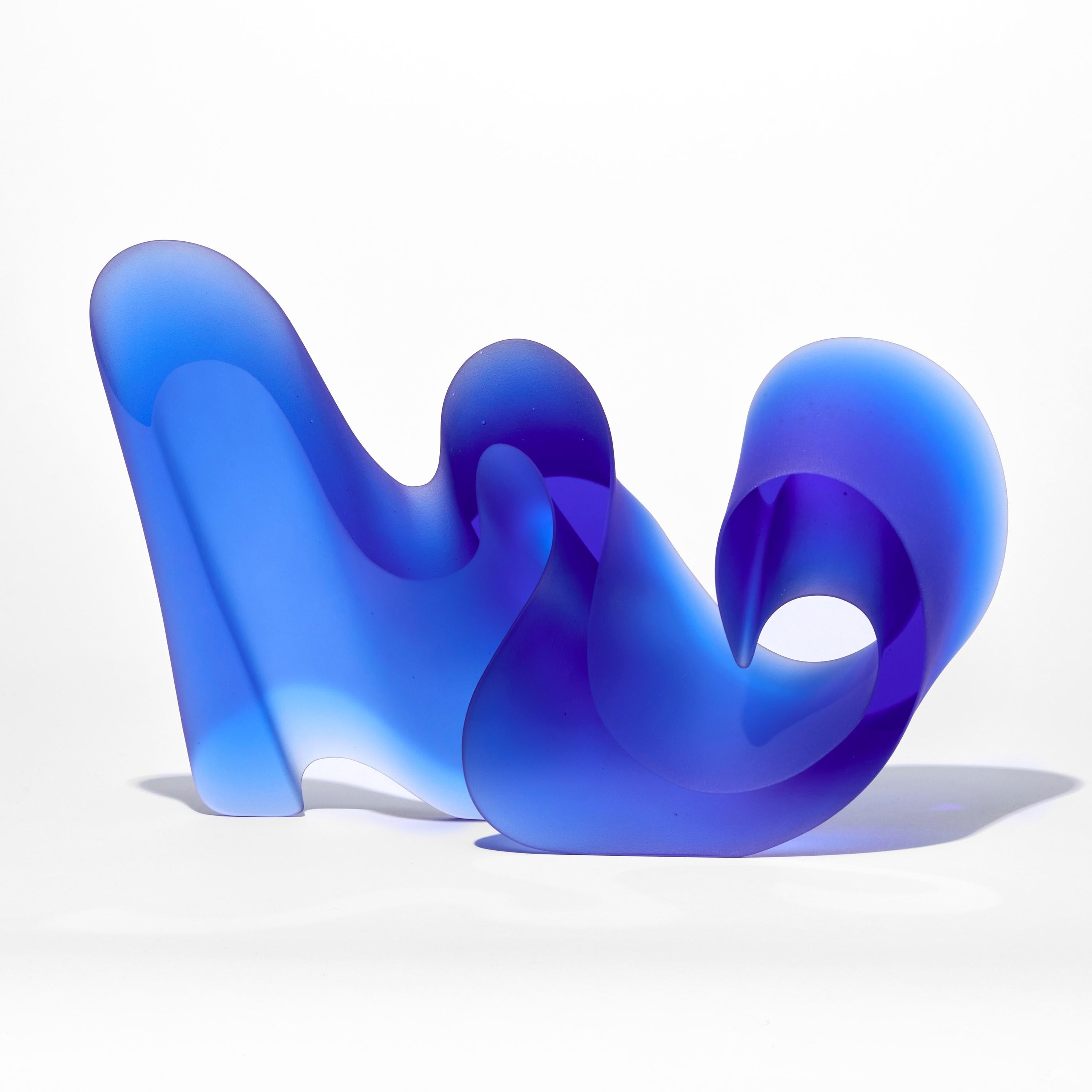 Line Sapphire, eine intensiv blaue abstrakte Gussglasskulptur von Karin Mørch (Dänisch) im Angebot