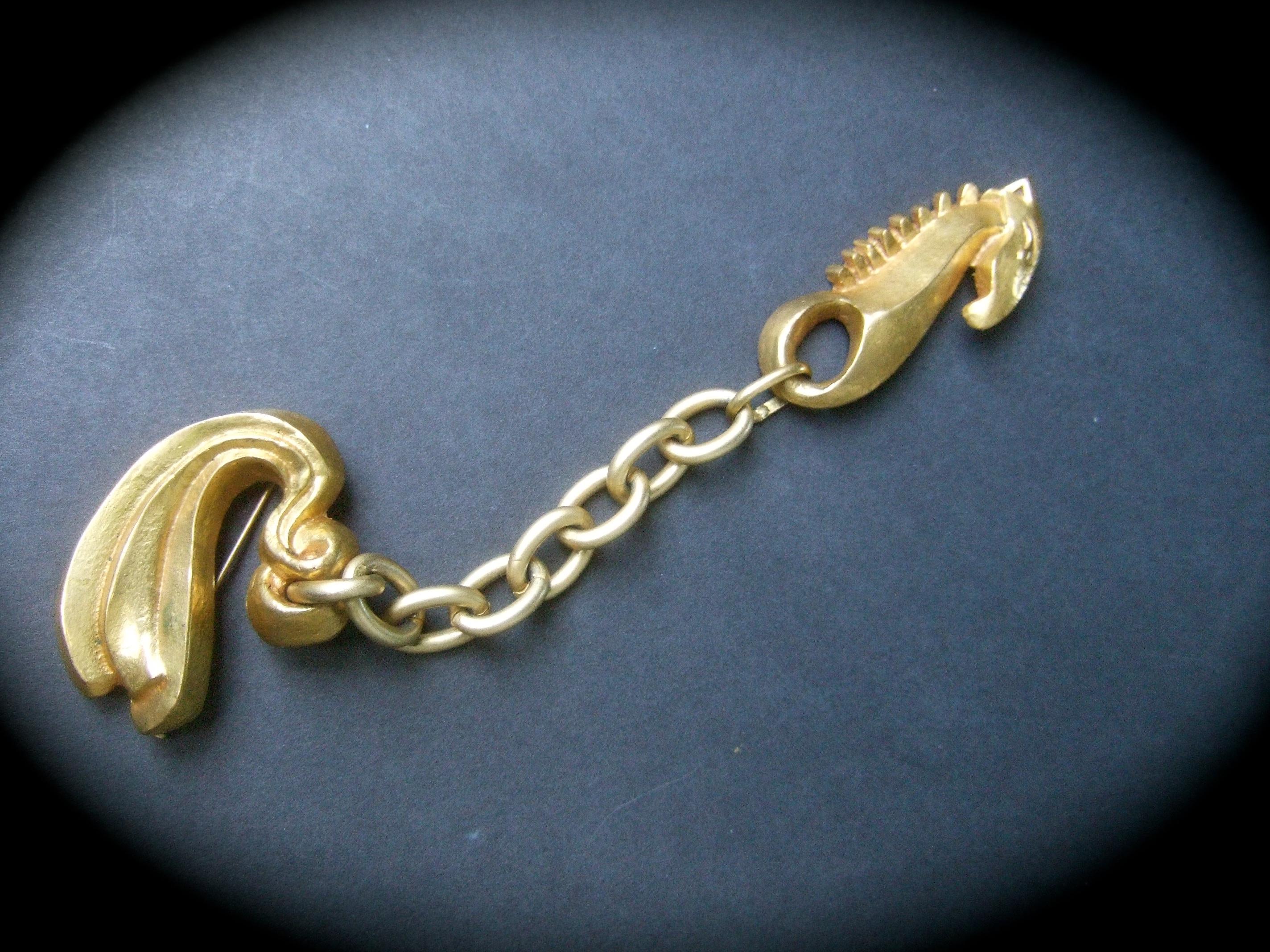 Line Vautrin 1940s Art Deco Articulated Gilt Bronze Seahorse Brooch For Sale 1