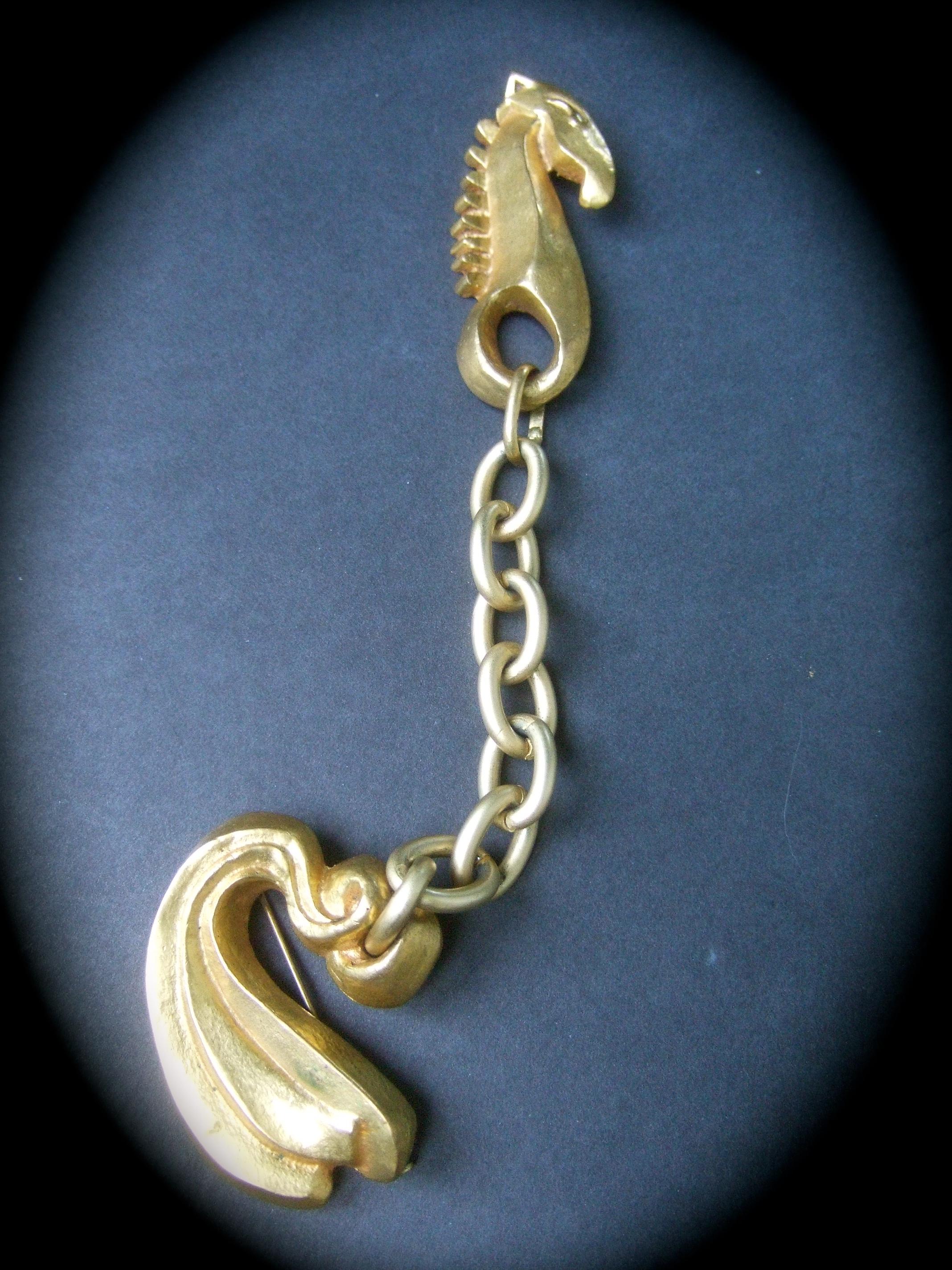 Line Vautrin 1940s Art Deco Articulated Gilt Bronze Seahorse Brooch For Sale 2