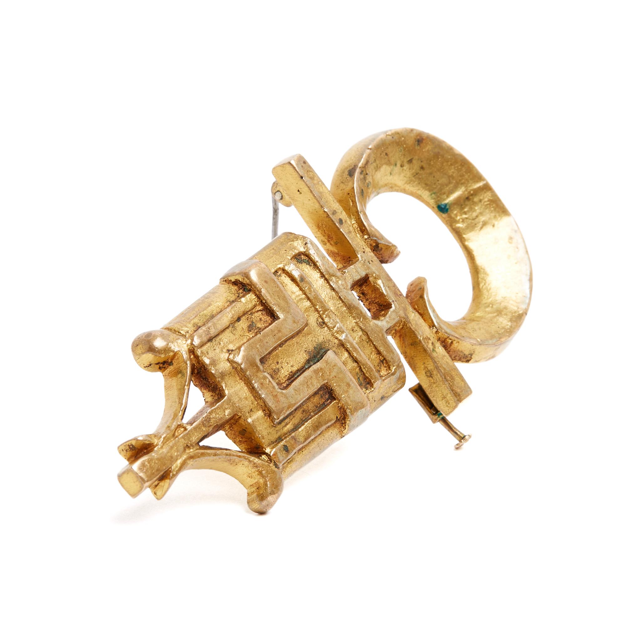 Line Vautrin (1913-1997) broche de bronce geométrico, decorado con un gran alfiler en la parte posterior, firmado en la parte inferior de la espalda. Anchura 4,4 cm x altura 9 cm. La pieza es vintage pero está en muy buen estado, muy bonita como