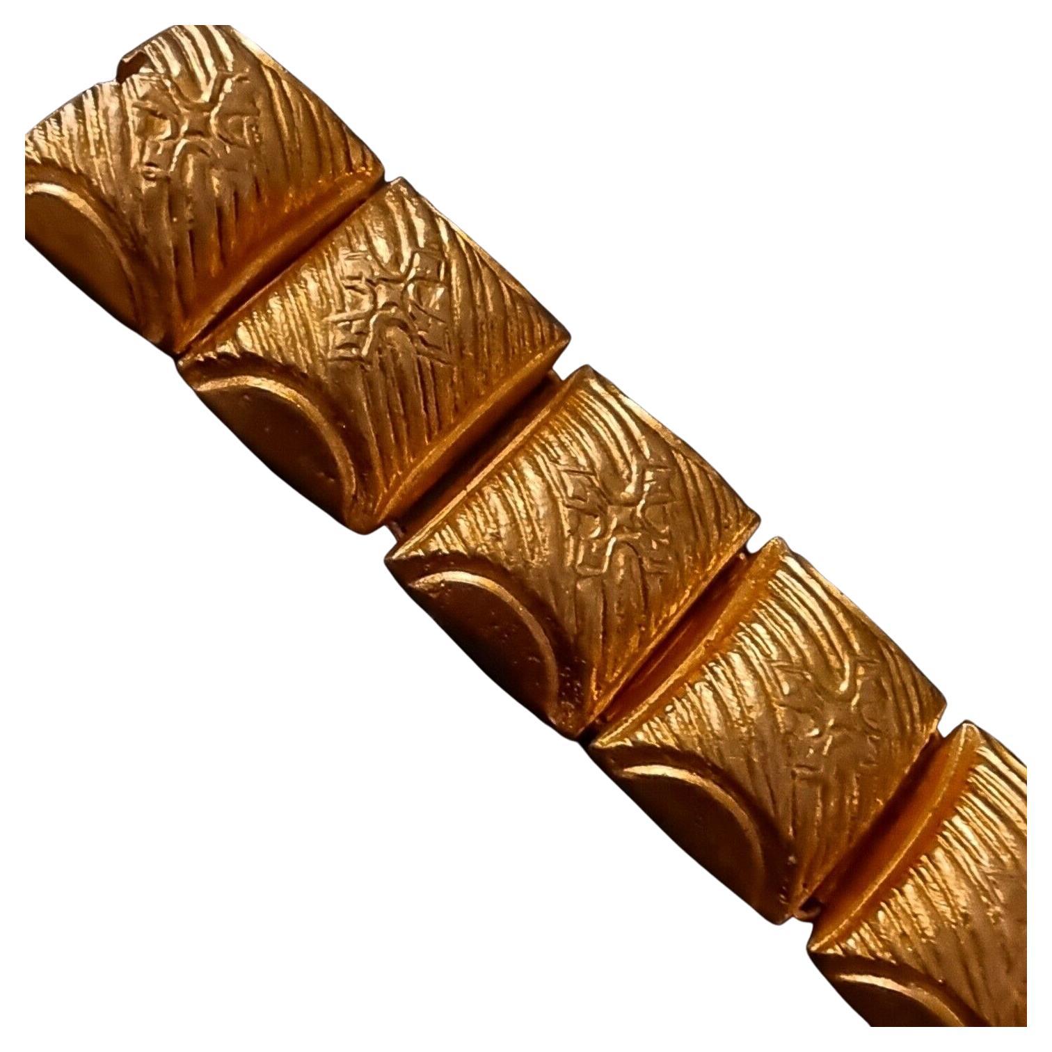 Magnificent old BRACELET in gilded bronze by Line Vautrin (1913-1997),
40s vintage,
signed LV (see photos),
total length 18 cm, length without clasp 17 cm, width 2.3 cm, weight 52 g,
listed canonical model of Line Vautrin,
clasp works