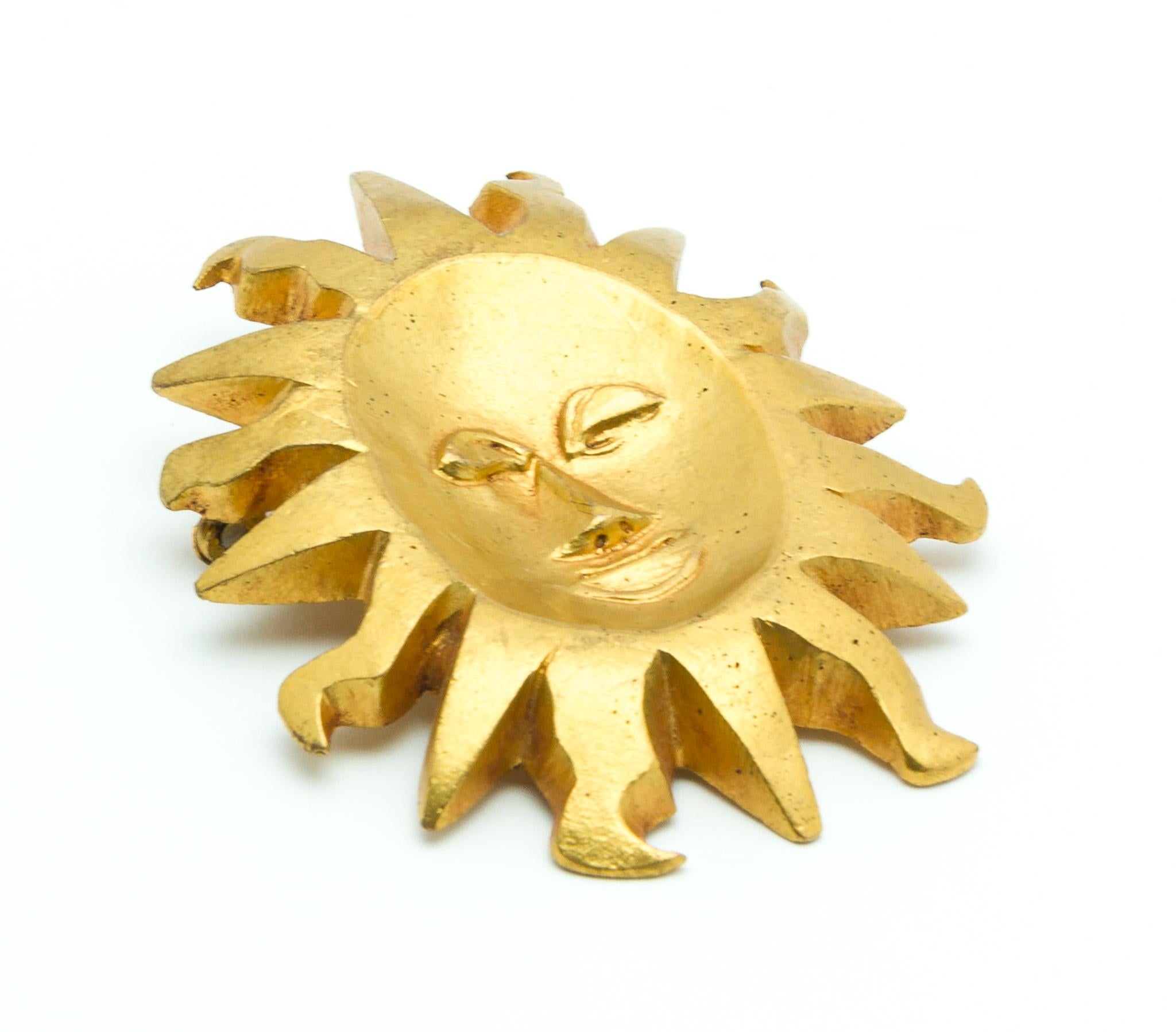 Gorgeous Line Vautrin Mask Sun Vintage Brooch, circa 1950, gold plated bronze.

Size: 6 x 4.5 cm

Marked: LV

Very good vintage condition. Pictures are included in the description. 