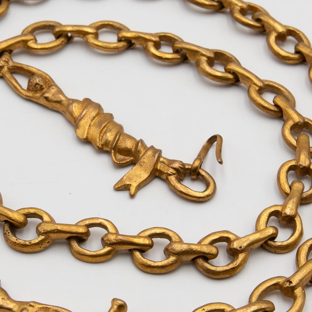 Long collier Sautoir imagined, created and manufactured by Line Vautrin, circa 1955.
It is gilded bronze and represents two trapeze artists hanging on a chain.

An extremely rare piece emblematic of the poetic work of Line Vautrin.
 
Thank you