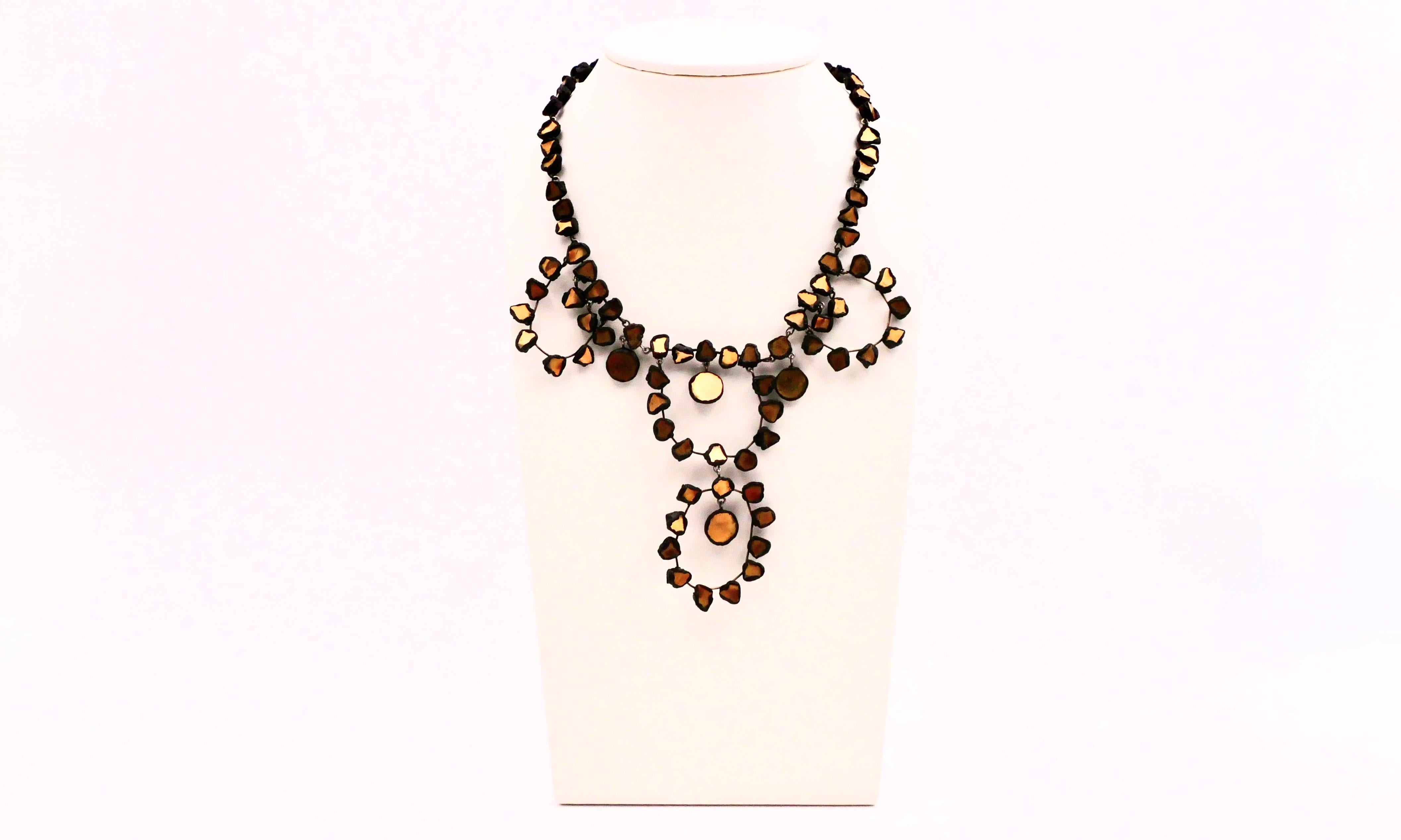 Spettacolare collana Line Vautrin in bronzo dorato e talosel crema

Questa spettacolare collana, creazione rara e sorprendente dell'iconica designer francese Line Vautrin, mette in mostra la sua firma artistica in Talosel, una resina unica di cui è