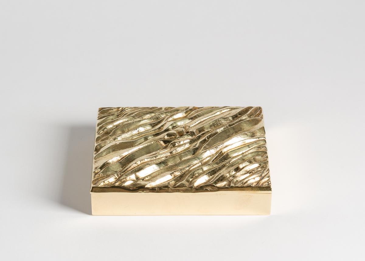 A rare model. The image on the lid is inspired by an iconic photograph by Dora Maar, muse to Picasso and a noted artist in her own right, originally used in an ad for Pétrole Hahn hair lotion in the 1930s. Vautrin dedicated this piece to the singer