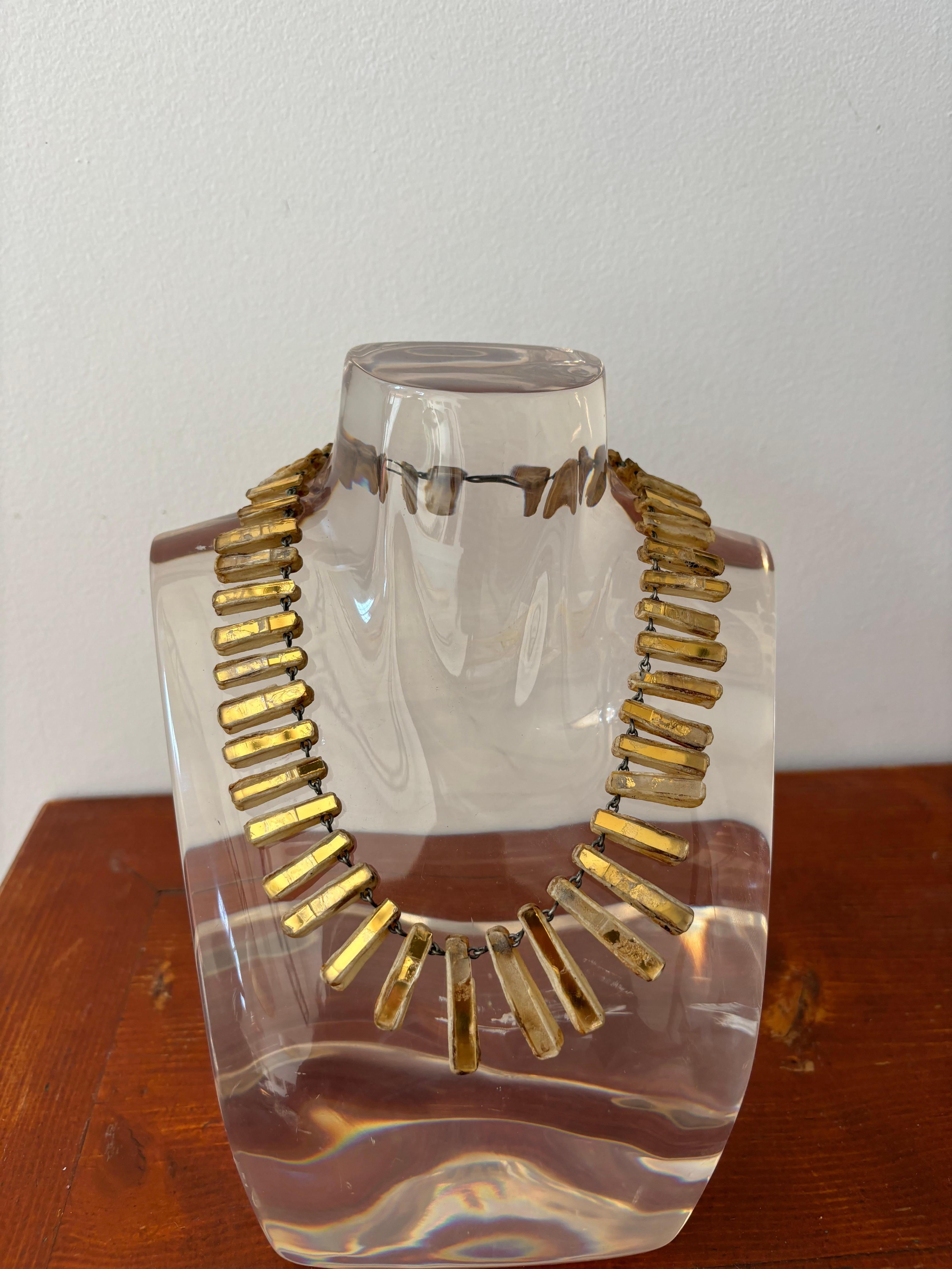 Jolie collier ras de cou par Line Vautrin en Talosel. 