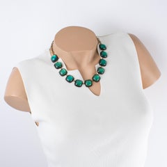 Collana a catena dorata di Line Vautrin School con cabochon di talosel verde smeraldo