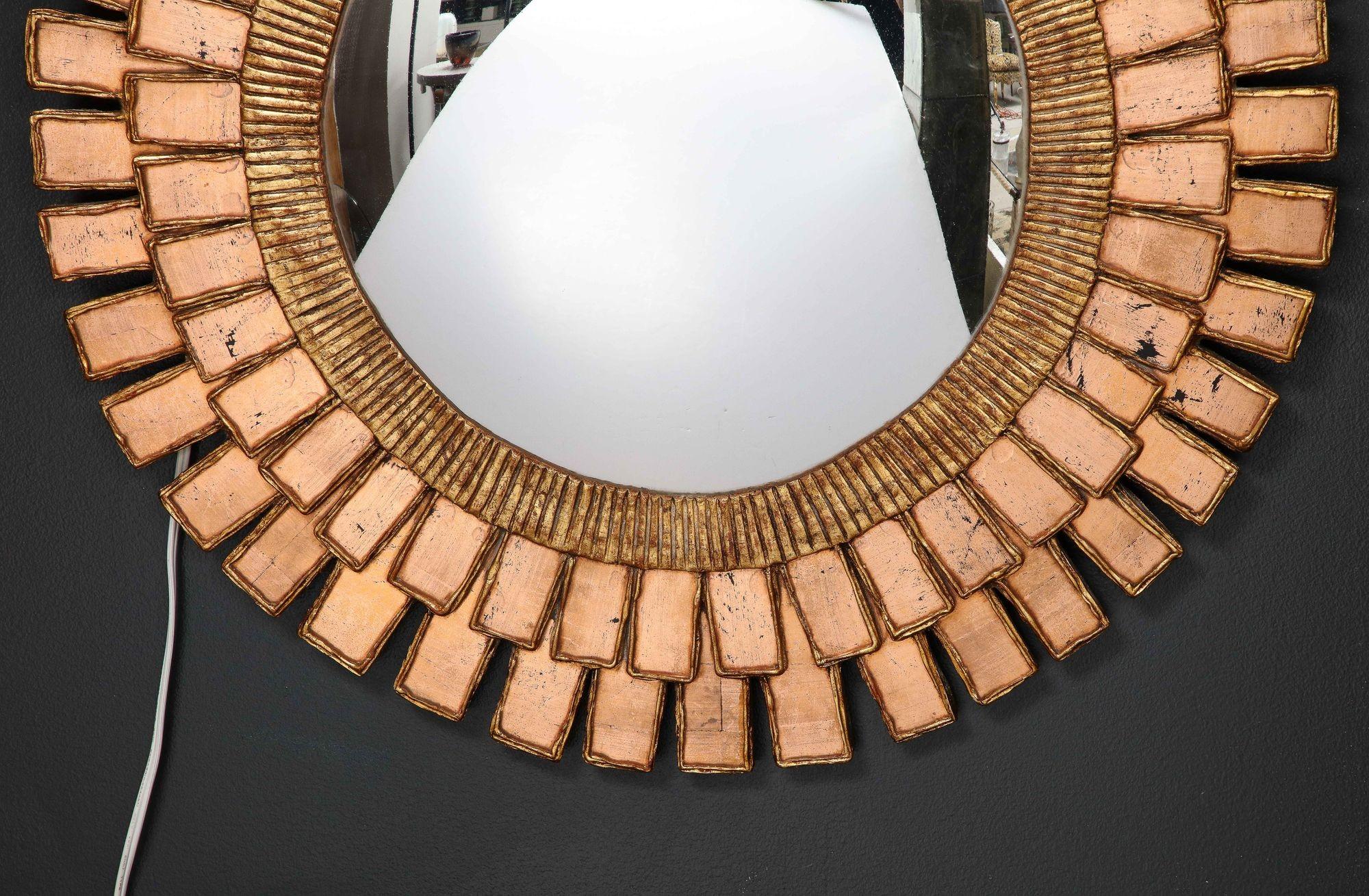 Un superbe miroir en bois et résine de style Line Vautrin.