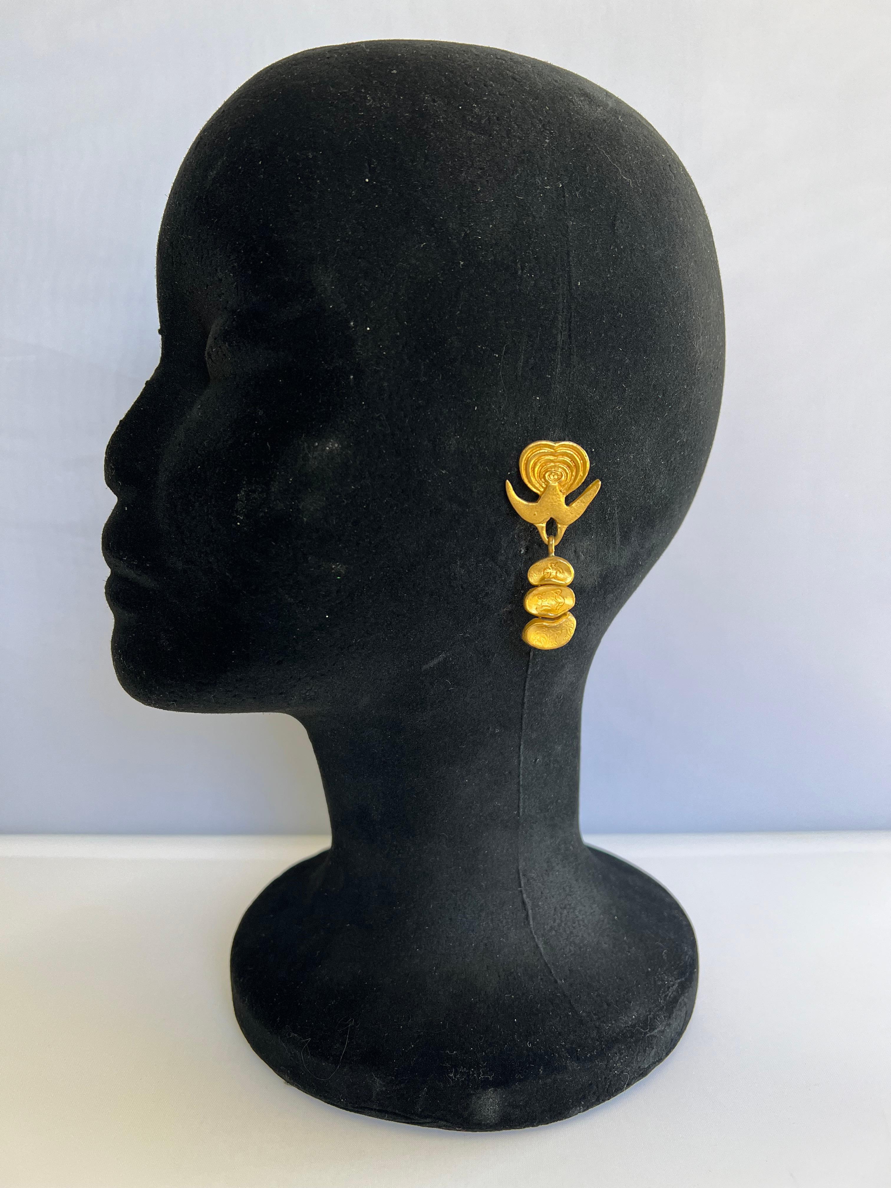 Rare paire de boucles d'oreilles en bronze doré de Line Vautrin, datant du 20e siècle, représentant des colombes et des cœurs stylisés.  