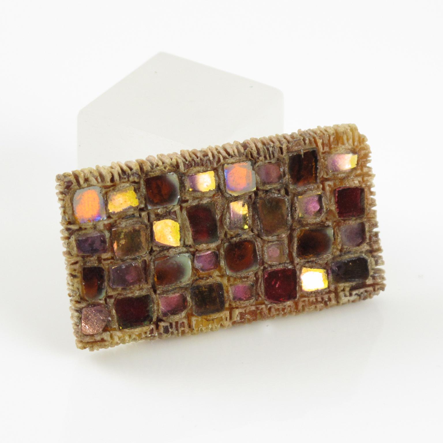 Cette rare broche géométrique Talosel de Line Vautrin présente une forme rectangulaire avec des incrustations de verre miroir rose en damier. La pièce a été fabriquée à Paris, en France, vers 1960. Le verre associé à la résine Talosel est une