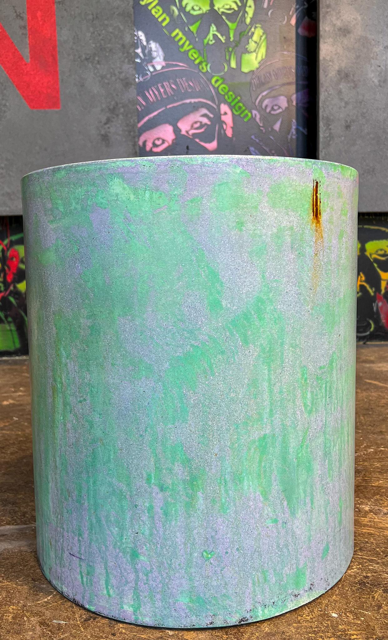 

Die Line Zero Collection von Dylan Myers ist eine Darstellung seines Streifzugs durch die Welt des Betons und der Kunst. 

Beton ist das grundlegendste MATERIAL und gleichzeitig das komplexeste, wenn man sich näher damit befasst.  Genau dorthin