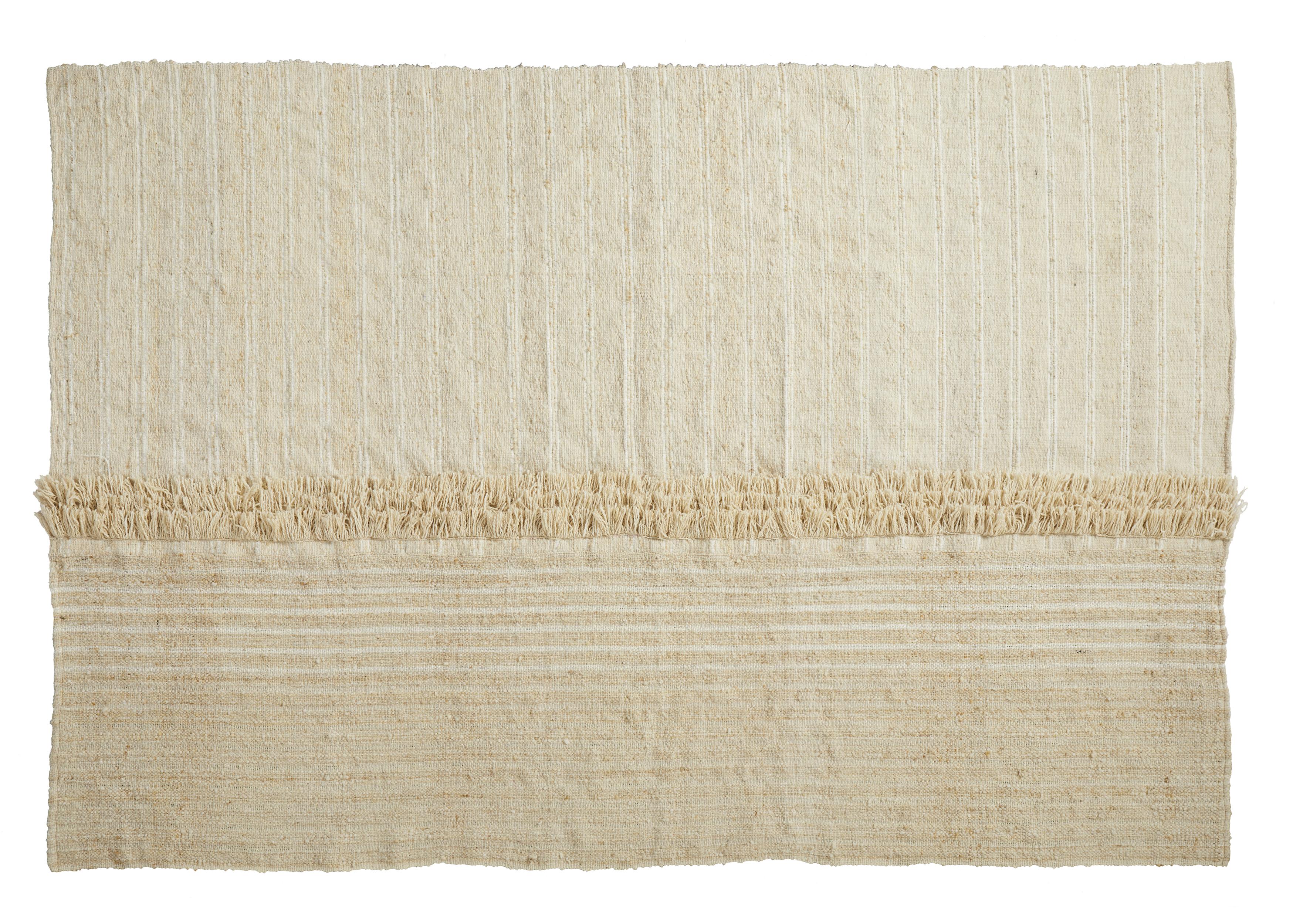 Linea 2 großer subas-Teppich von Sebastian Herkner
MATERIALIEN: 100% natürliche Schurwolle. 
Technik: Natürlich gefärbte Fasern. Handgewebt in Kolumbien.
Abmessungen: B 310 x L 420 cm 
Erhältlich in den Farben: karo, linea 1, linea 2, moton,