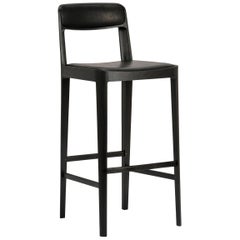 Taburete de bar Linea, roble ennegrecido con asiento y respaldo tapizados en piel