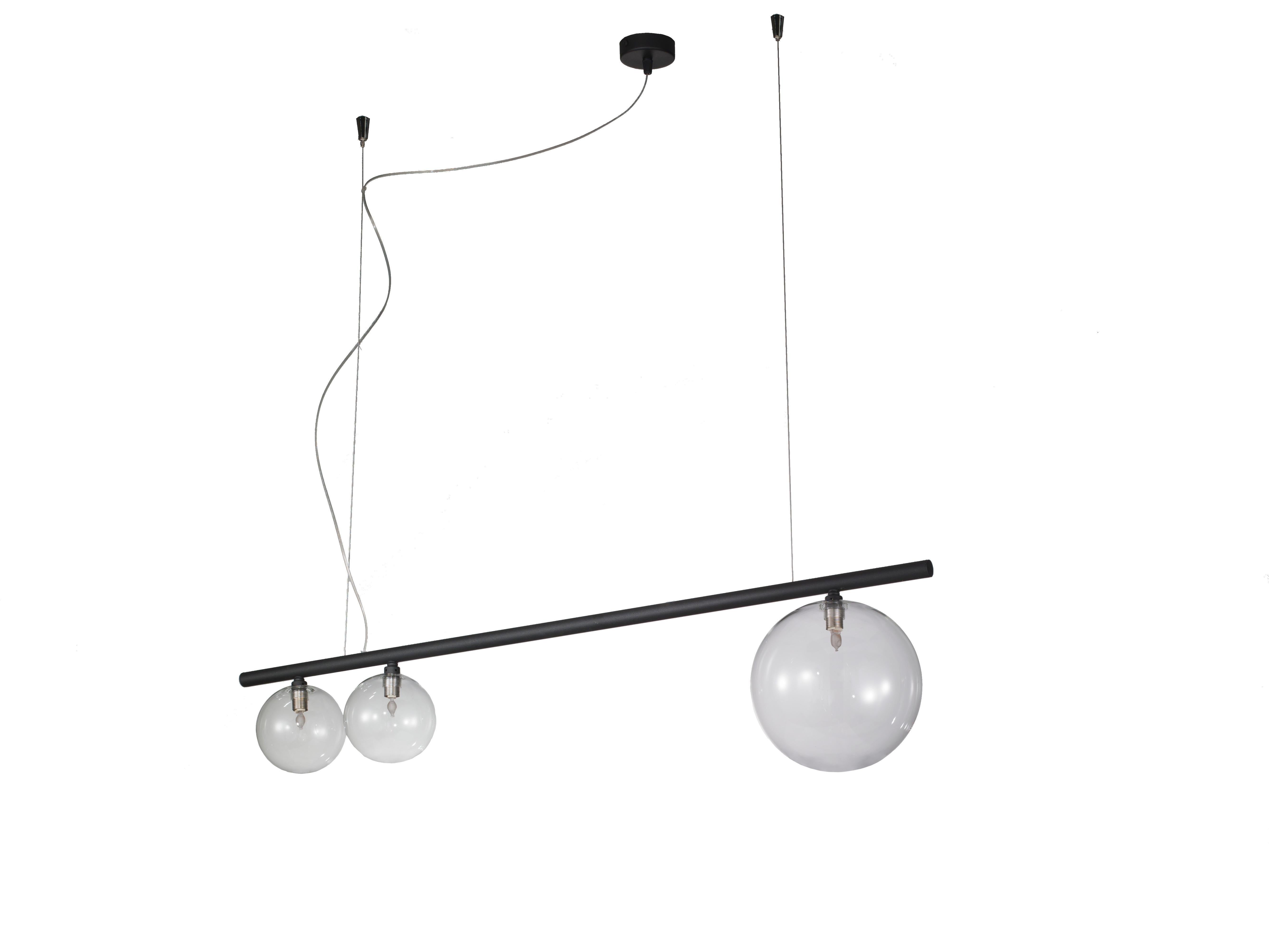 Lampadario a sospensione lineare italiano con struttura in metallo nero e globi in vetro trasparente / Made in Italy by Fabio LTD
Lunghezza: 39,5 pollici / Larghezza: 8 pollici / Altezza: 10 pollici più cavi e tettuccio regolabili
3 luci / tipo G9 /