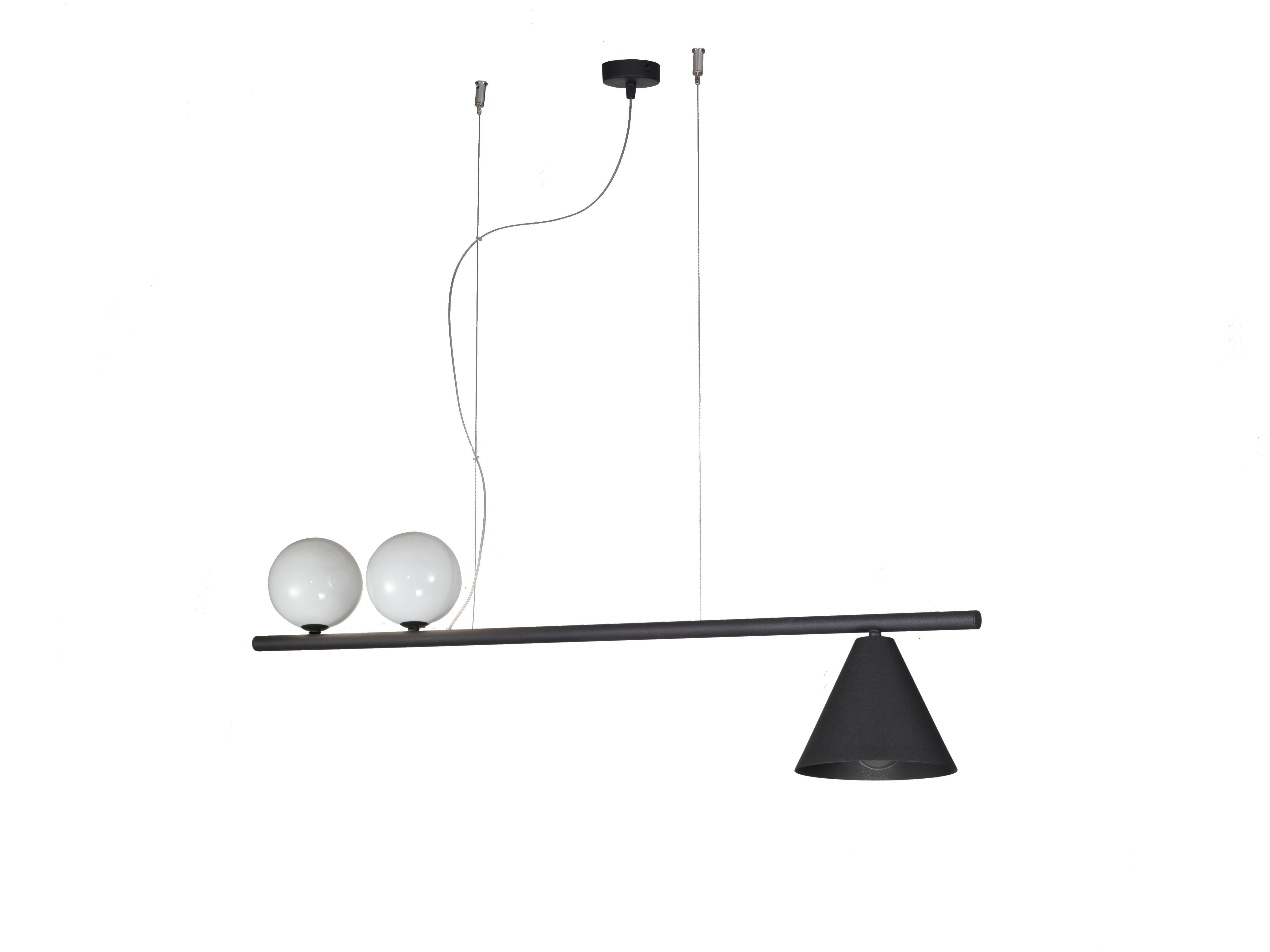 Lampadario a sospensione lineare italiano con struttura in metallo nero e globi in vetro opalino bianco / Made in Italy by Fabio LTD
Lunghezza: 39,5 pollici / Larghezza: 7 pollici / Altezza: 13,5 pollici più cavi e tettuccio regolabili
3 luci / tipo