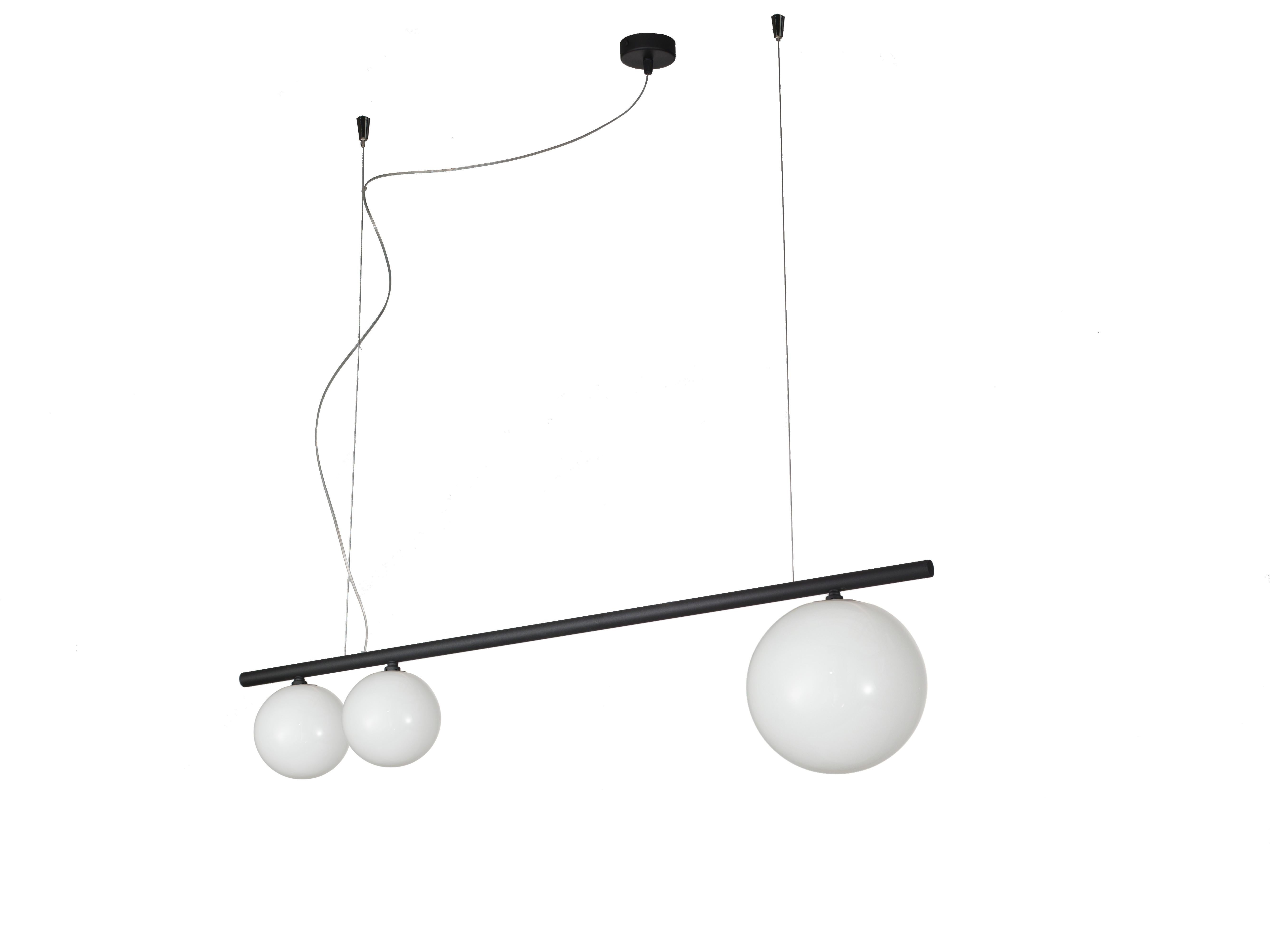 Lampadario a sospensione lineare italiano con struttura in metallo nero e globi in vetro opalino bianco / Made in Italy by Fabio LTD
Lunghezza: 39,5 pollici / Larghezza: 8 pollici / Altezza: 10 pollici più cavi e tettuccio regolabili
3 luci / tipo