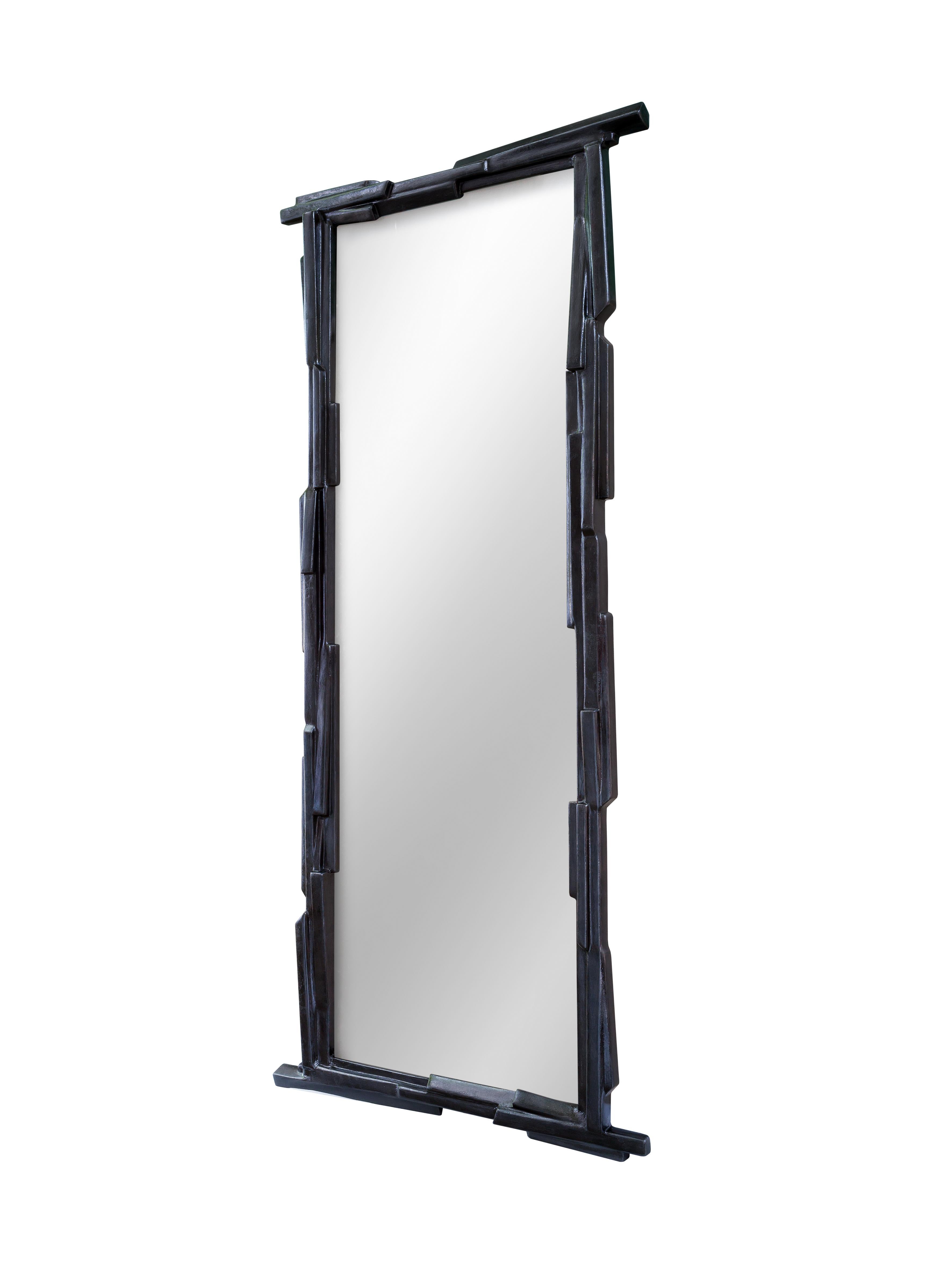 Des fragments de métal, façonnés et assemblés selon un ordre secret. Chaque miroir Linea est artistiquement sculpté à la main dans le plâtre, la sensualité s'exprimant dans sa patine - un mélange de texture rugueuse et veloutée. Disponible en