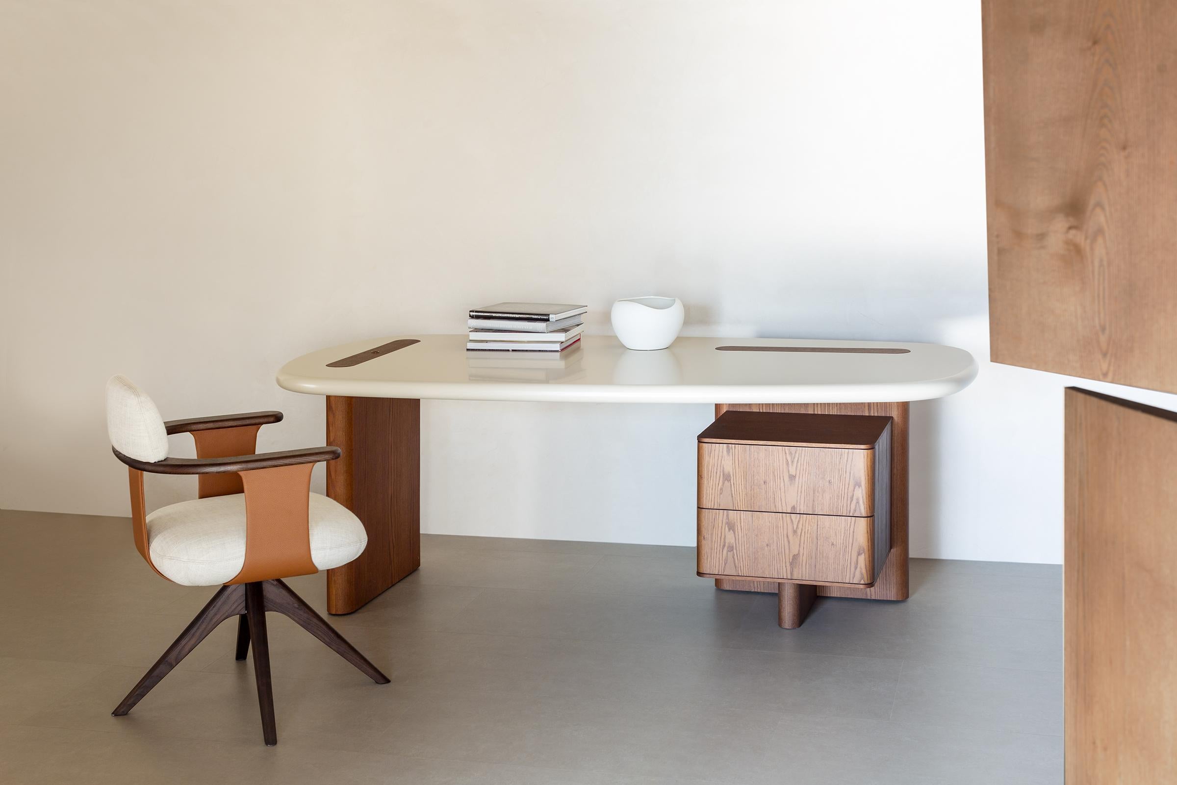 Schreibtisch aus massivem Eschenholz und mit Esche furnierten Holzfaserplatten. Erhältlich mit Eschenholz oder matt lackierter Platte. Lackierte Metallplatten. Zwei Schubladen mit Push-Pull-System und gepolstertem Boden aus Öko-Nubuk. Optionale