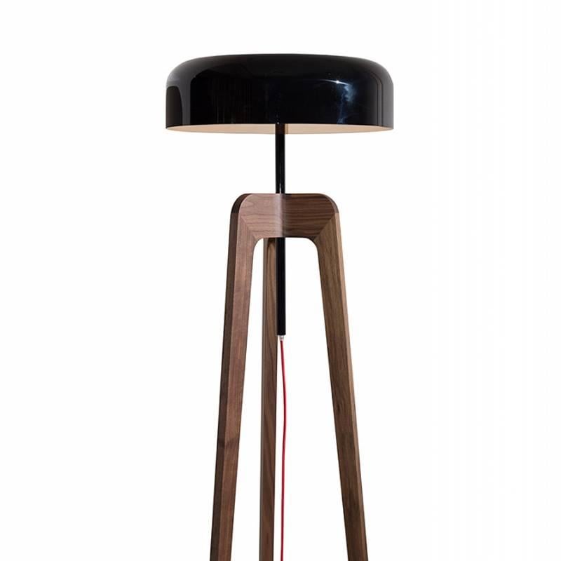Floor lamp Linea with feet in solid walnut
and with black tin-plated shade.
Also available with white tin-plated shade.
Also available in table lamp Linea.