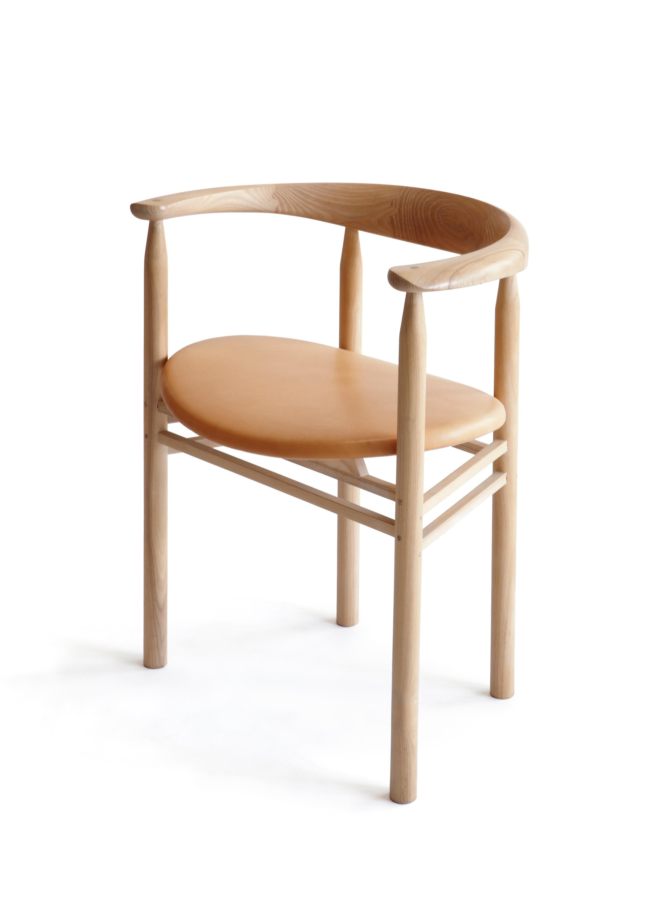 The Linea RMT6 chair is designed by Rudi Merz in 2011. Its horseshoe shaped backrest is manufactured using traditional joinery and the wide, upholstered seat gives good seating comfort.
The seat is always upholstered, and frame northern European