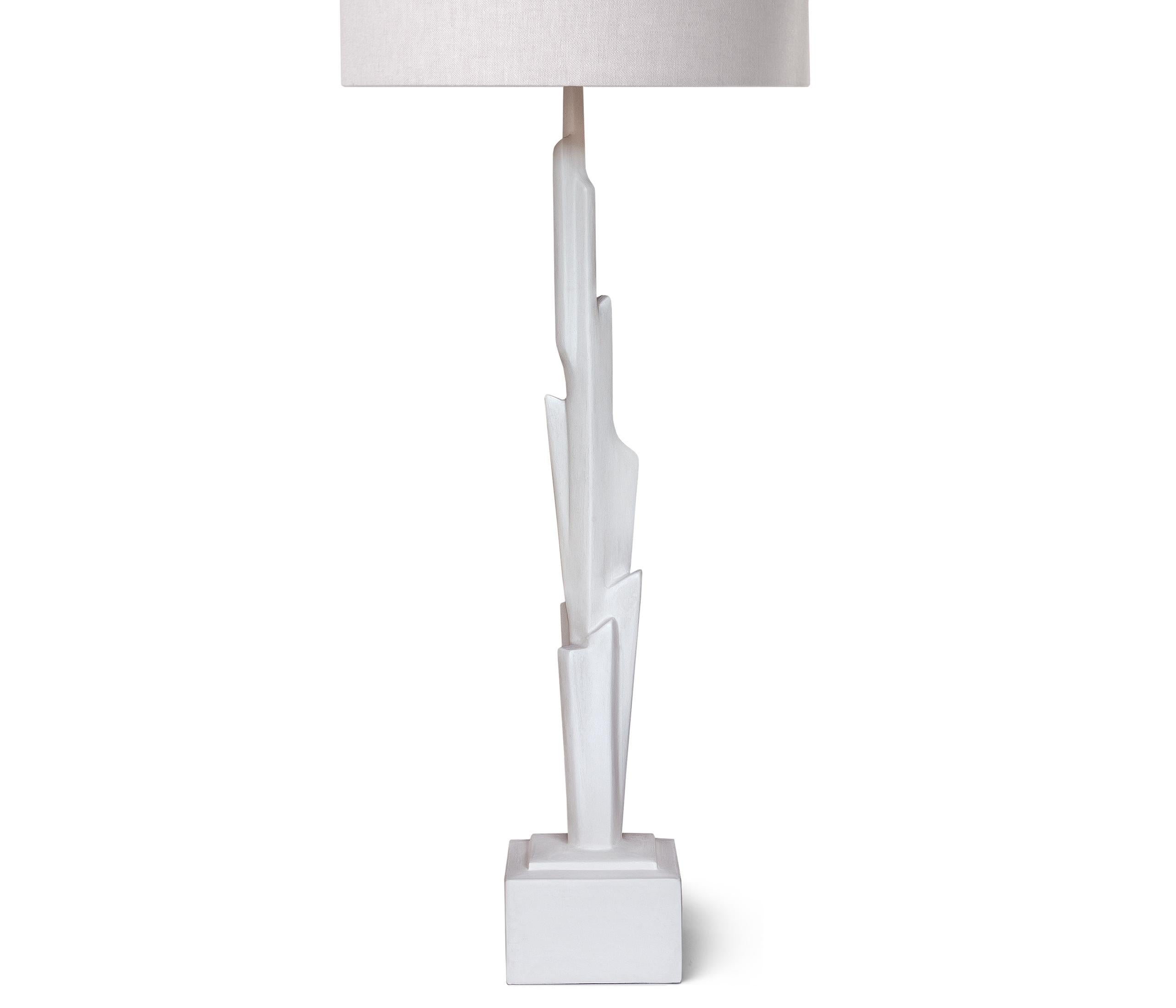 Chaque lampe de table Linea est fabriquée individuellement à la main et se caractérise par son esthétique épurée et sculpturale. Plâtre sculpté à la main sur armature métallique. L'armature métallique est renforcée par des bandages en plâtre pour