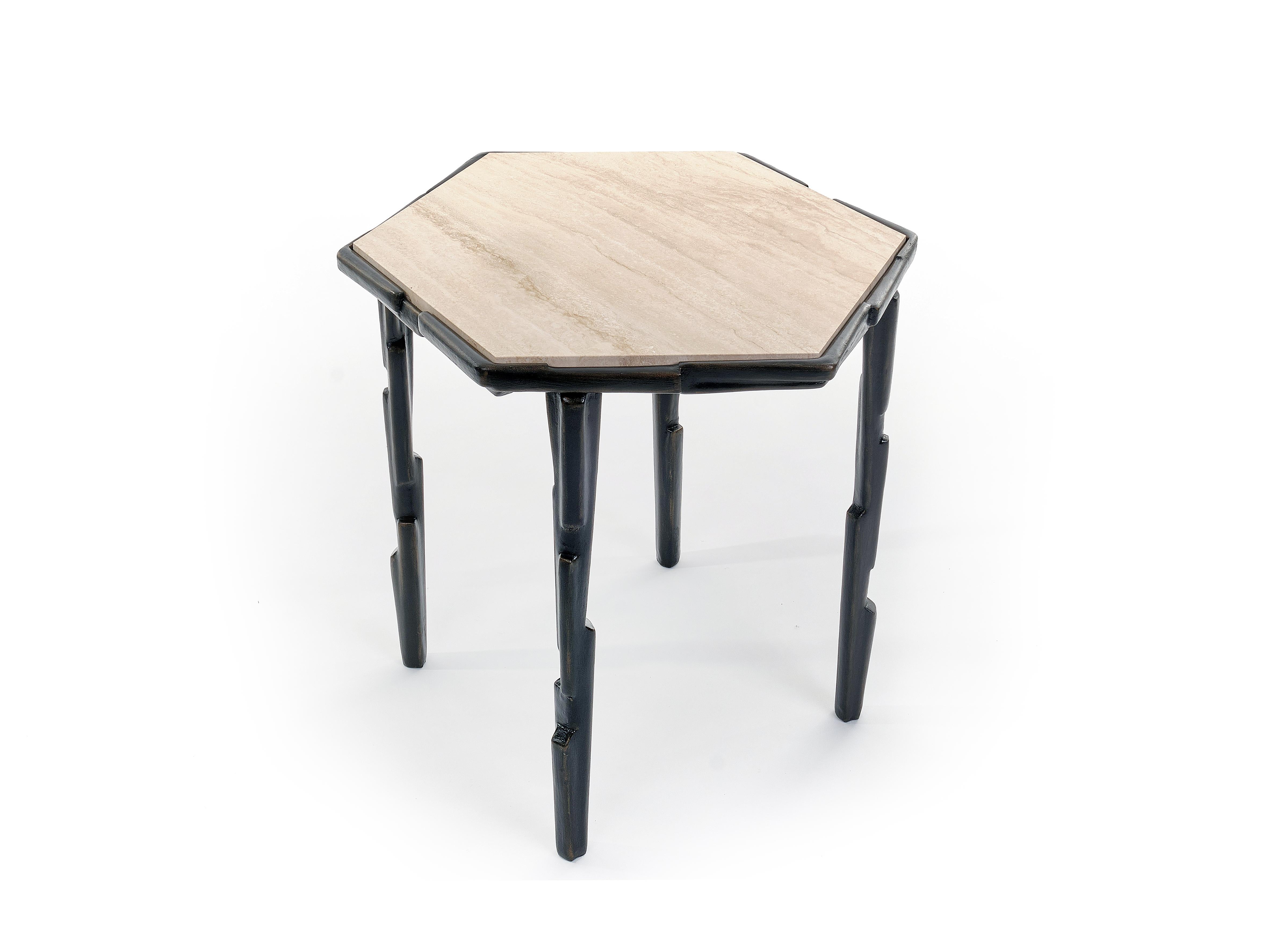 La table d'appoint Linea présente une silhouette forte et dynamique. Composition géométrique basée sur la figure du triangle. Des fragments de métal, façonnés et assemblés selon un ordre secret. L'armature métallique est renforcée par des bandages