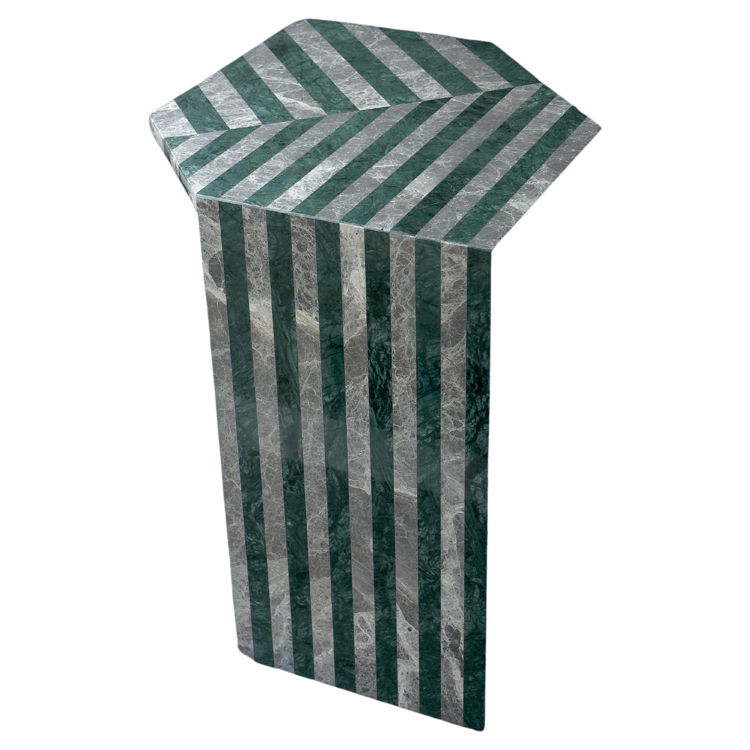Cette table d'appoint en marbre LINEA est une pièce unique pour n'importe quelle pièce. Réalisée avec une attention méticuleuse aux détails, elle présente la fusion de brins individuels de marbre gris et vert composés selon un motif géométrique