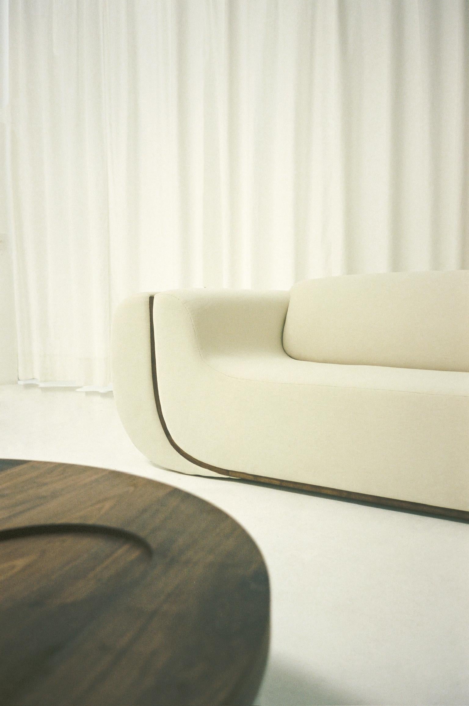Canapé Linea, tissu COM avec détails en noyer, par Estudio Persona en vente 2