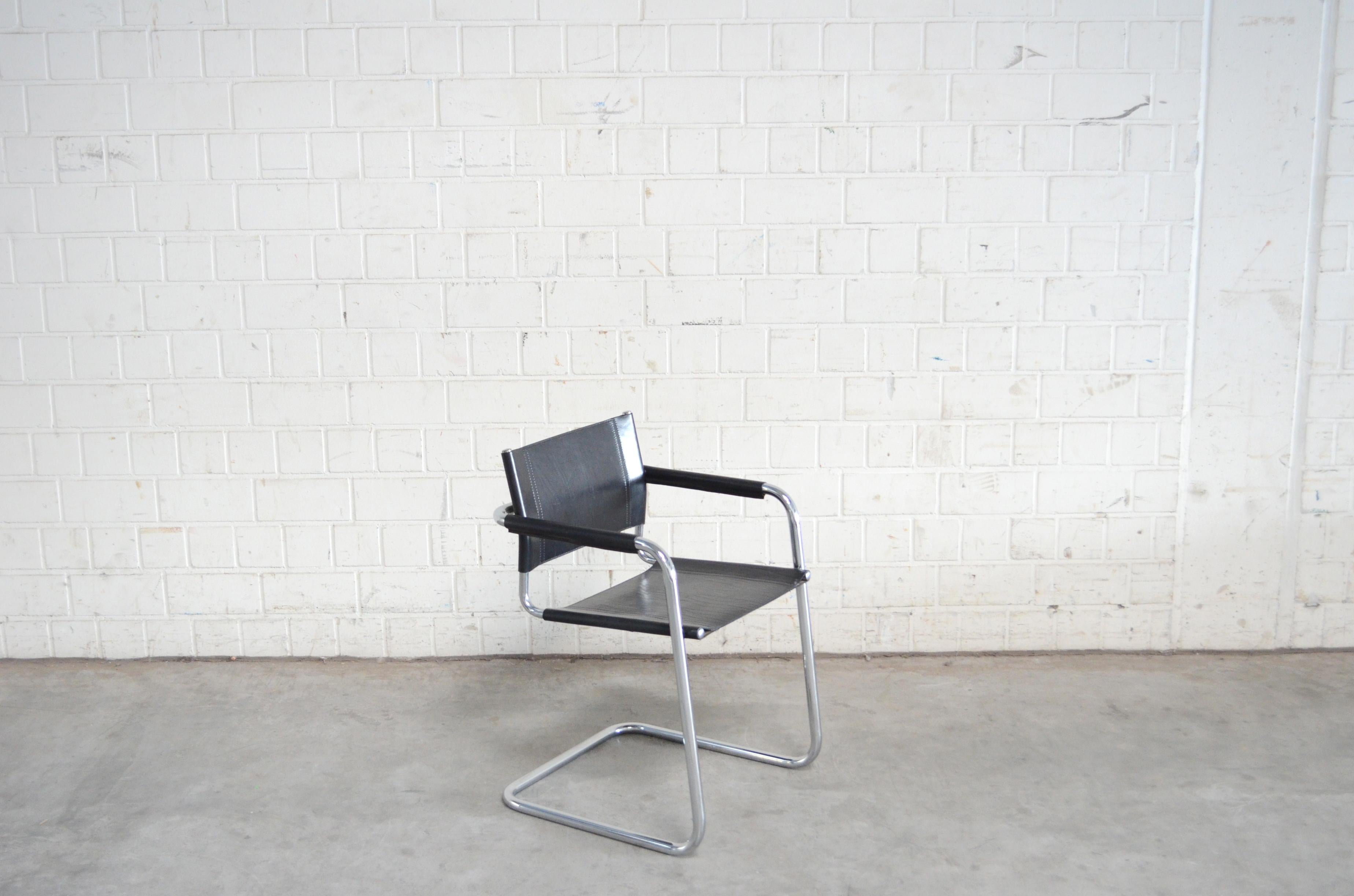 Cantilever chair by Italian manufacture Linea Veam.
Tubular chrome steel frame and black saddle leather.
This version is the dynamic type of cantilever chair with a little bend more on the front tubular.
For comparison see the last picture with a