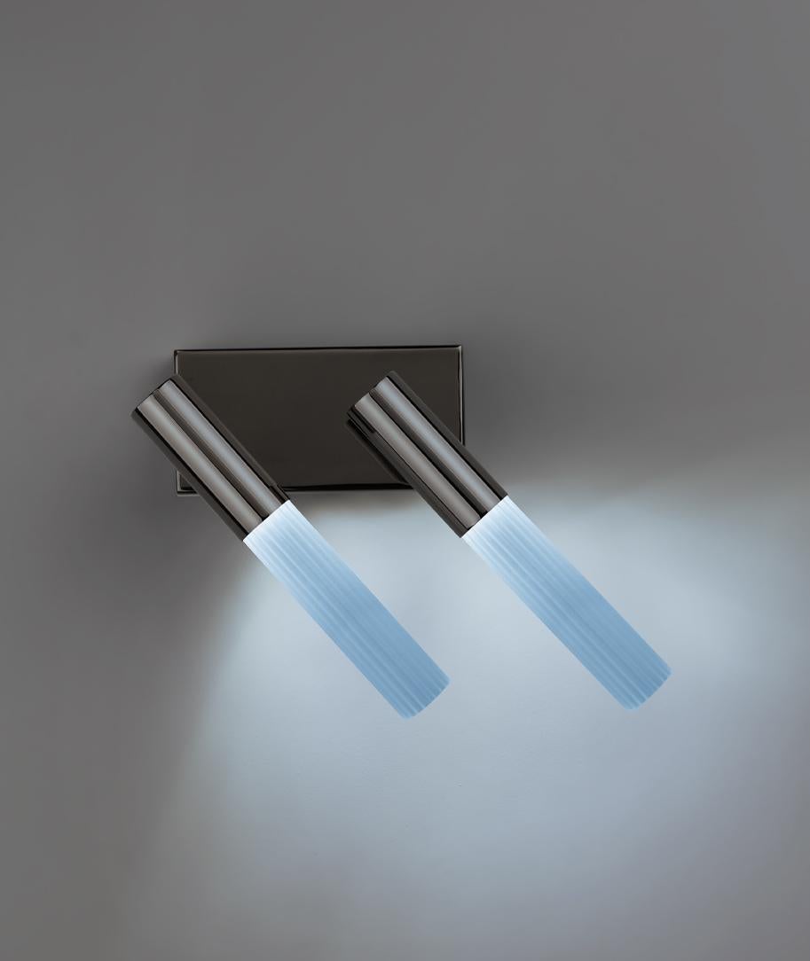 Lámpara de pared Linea 2 by Euroluce Lampadari
Dimensiones: P 12 x An 20,5 x Al 45 cm.
Materiales: Metal y cristal.

Disponible en diferentes colores. Los precios pueden variar. Todas nuestras lámparas pueden cablearse según cada país. Si se vende a