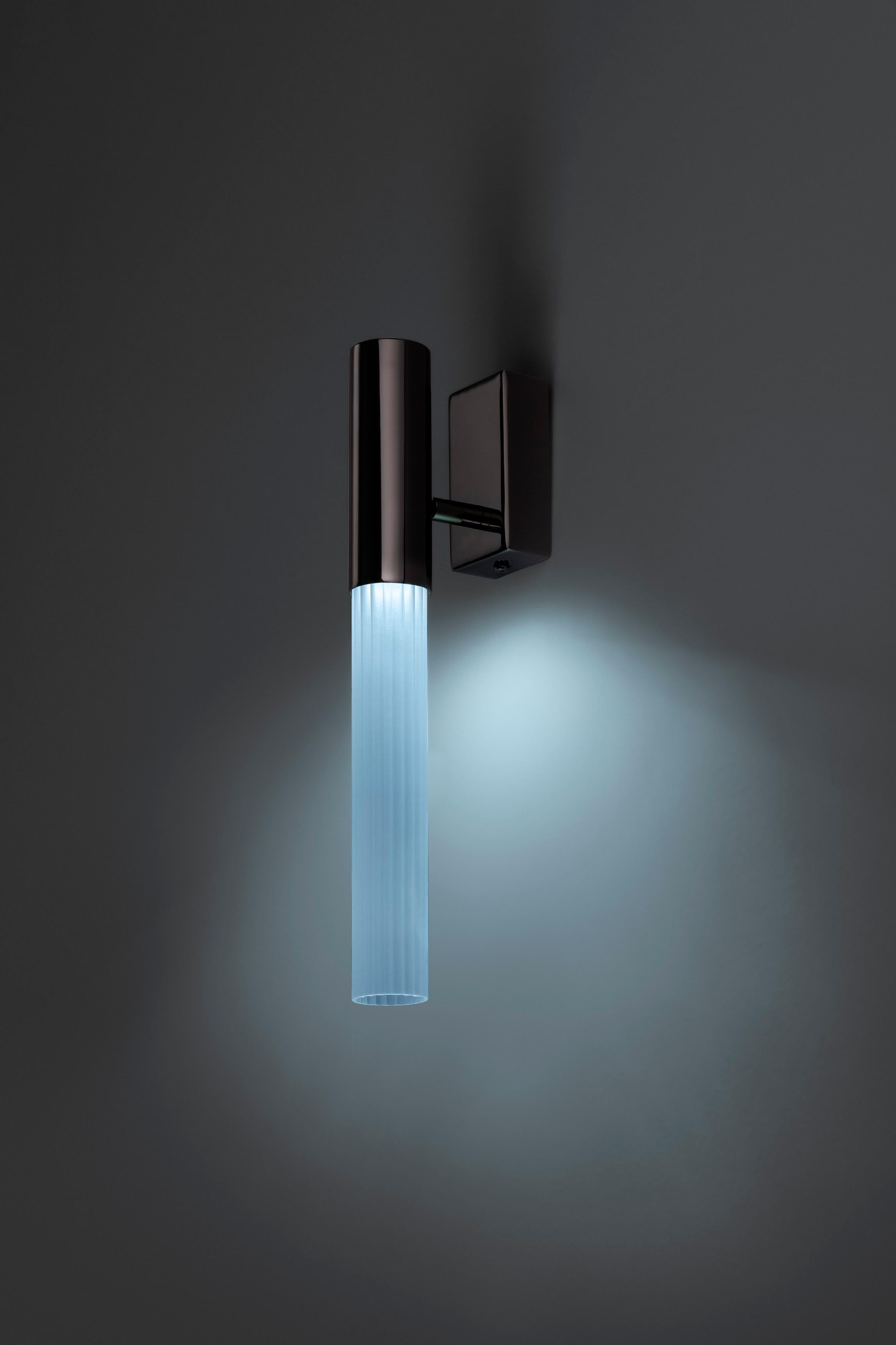 Lámpara de pared Linea de Euroluce Lampadari
Dimensiones: P 11 x An 6 x Al 36 cm.
Materiales: Metal y cristal.

Disponible en diferentes colores. Los precios pueden variar. Todas nuestras lámparas pueden cablearse según cada país. Si se vende a