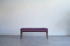 Panca lineare Serie 48 in noce scuro e mohair di Stamford Modern