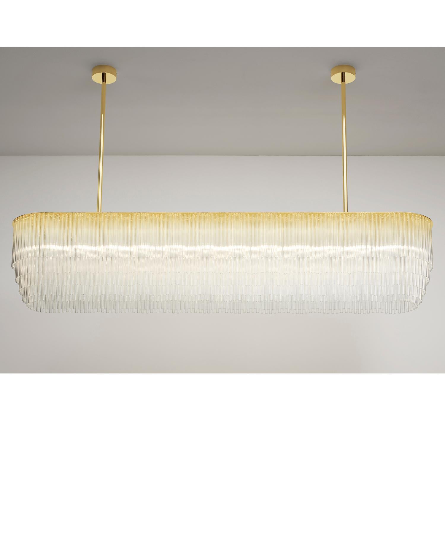Il lampadario Linear, con il suo inconfondibile profilo in vetro a gradini, è la soluzione perfetta per gli interni che richiedono una fonte di luce contemporanea e funzionale. Si adatta magnificamente se sospesa sui tavoli da pranzo o come accento