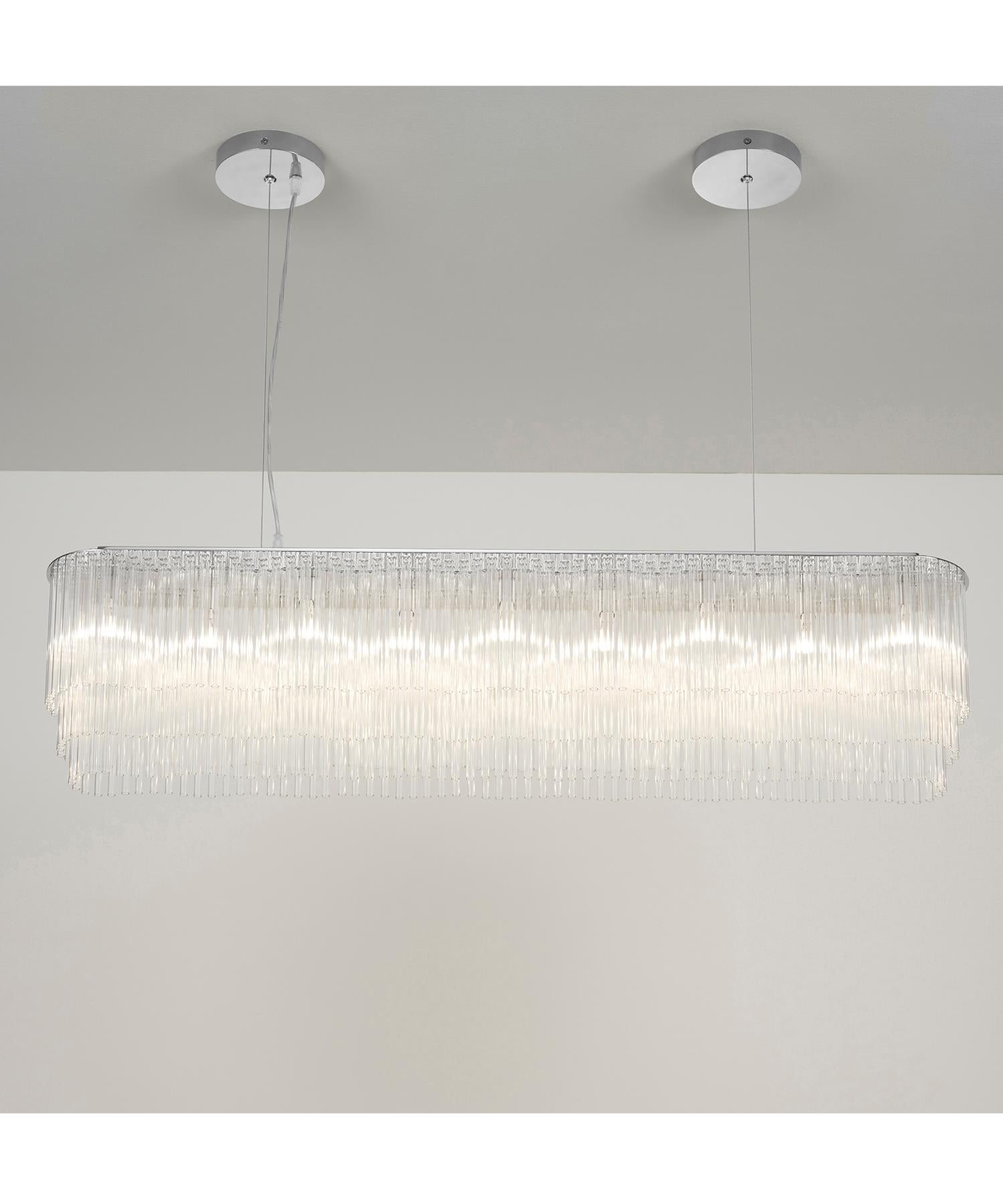 Für Innenräume, die eine minimalistischere Leuchte erfordern, ist der Linear Chandelier Thin eine großartige, leichte Alternative zum Linear Chandelier. Sie eignet sich ebenso gut zum Aufhängen in offenen Räumen oder als zentrales Element über