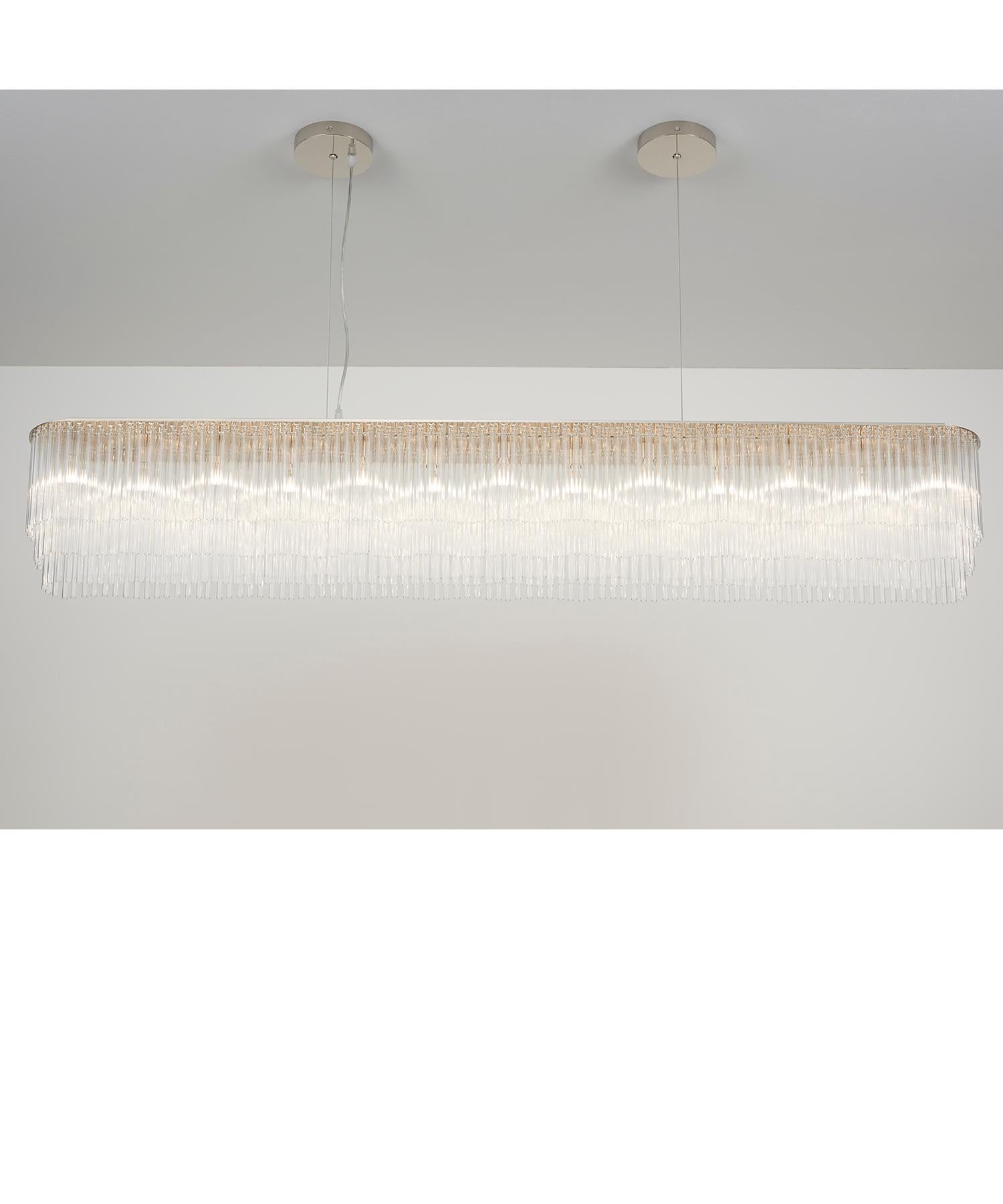 Für Innenräume, die eine minimalistischere Leuchte erfordern, ist der Linear Chandelier Thin eine großartige, leichte Alternative zum Linear Chandelier. Sie eignet sich ebenso gut zum Aufhängen in offenen Räumen oder als zentrales Element über