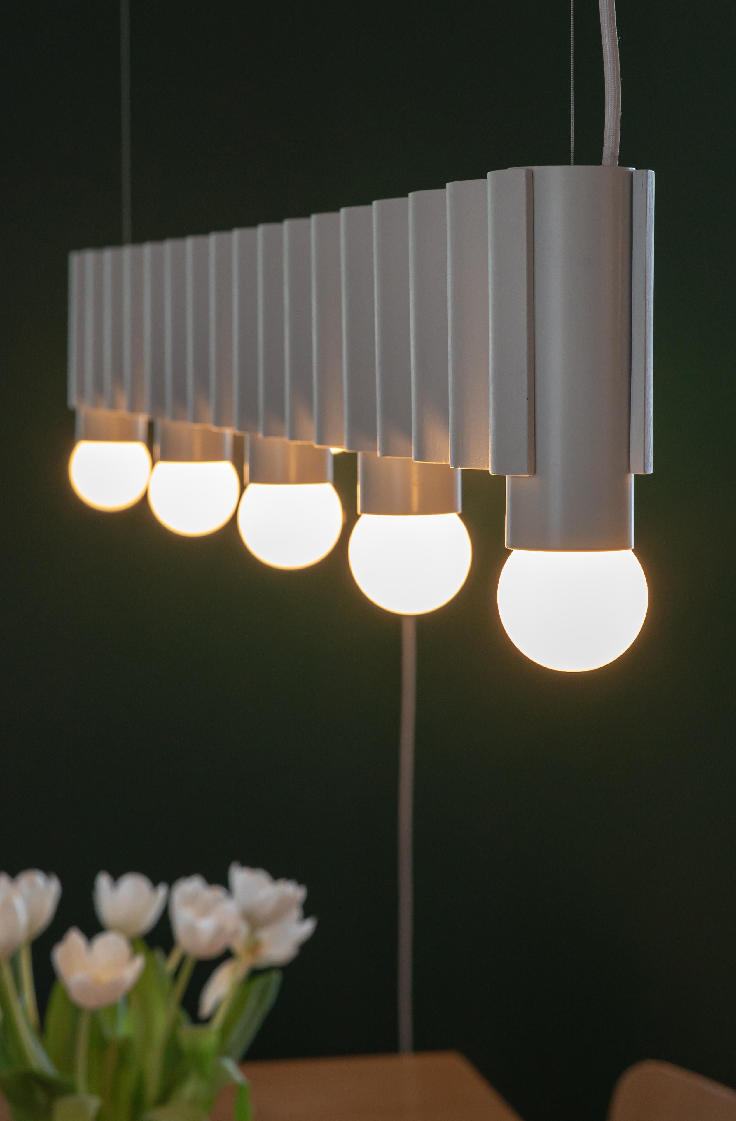 Britannico Lampada a sospensione lineare ondulata a 5 lampadine in frassino naturale e rosso vermiglio in vendita