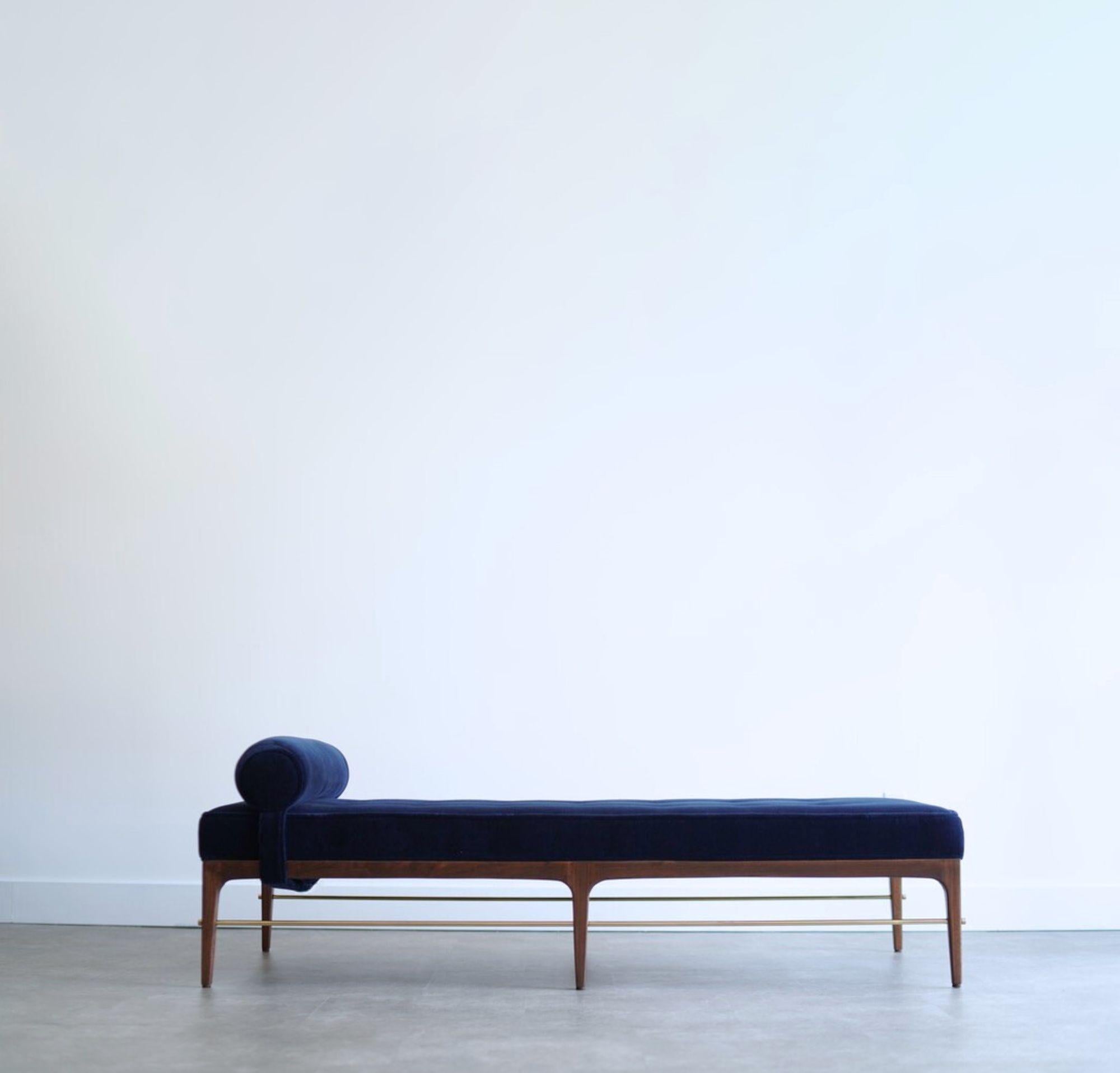 Ispirato al maestro del Mid-Century Modern Edward Wormley, il letto da giorno Linear è uno studio sul minimalismo moderno. Le sue linee pulite e l'impeccabile maestria artigianale sono esaltate da un'elegante struttura in metallo, che offre