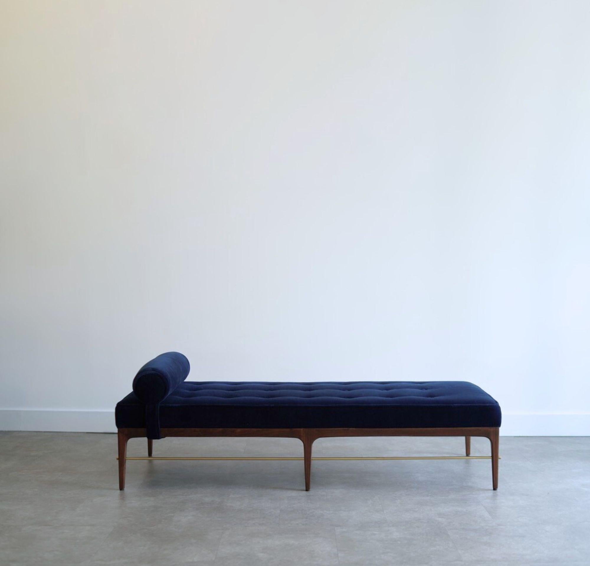 Americano Letto da giorno lineare in noce scuro Serie 72 di Stamford Modern in vendita