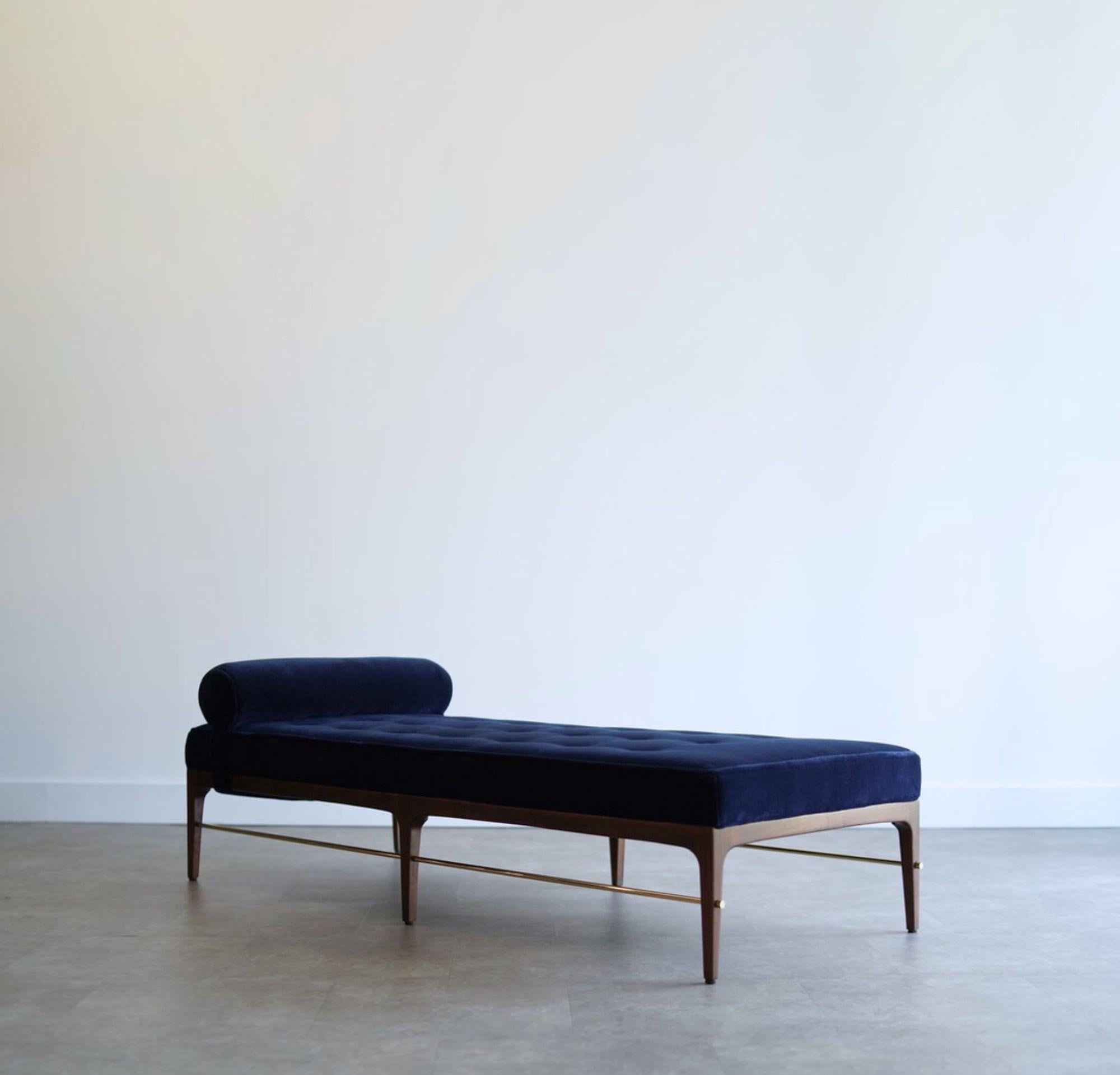 Letto da giorno lineare in noce scuro Serie 72 di Stamford Modern In condizioni Nuovo in vendita a Westport, CT