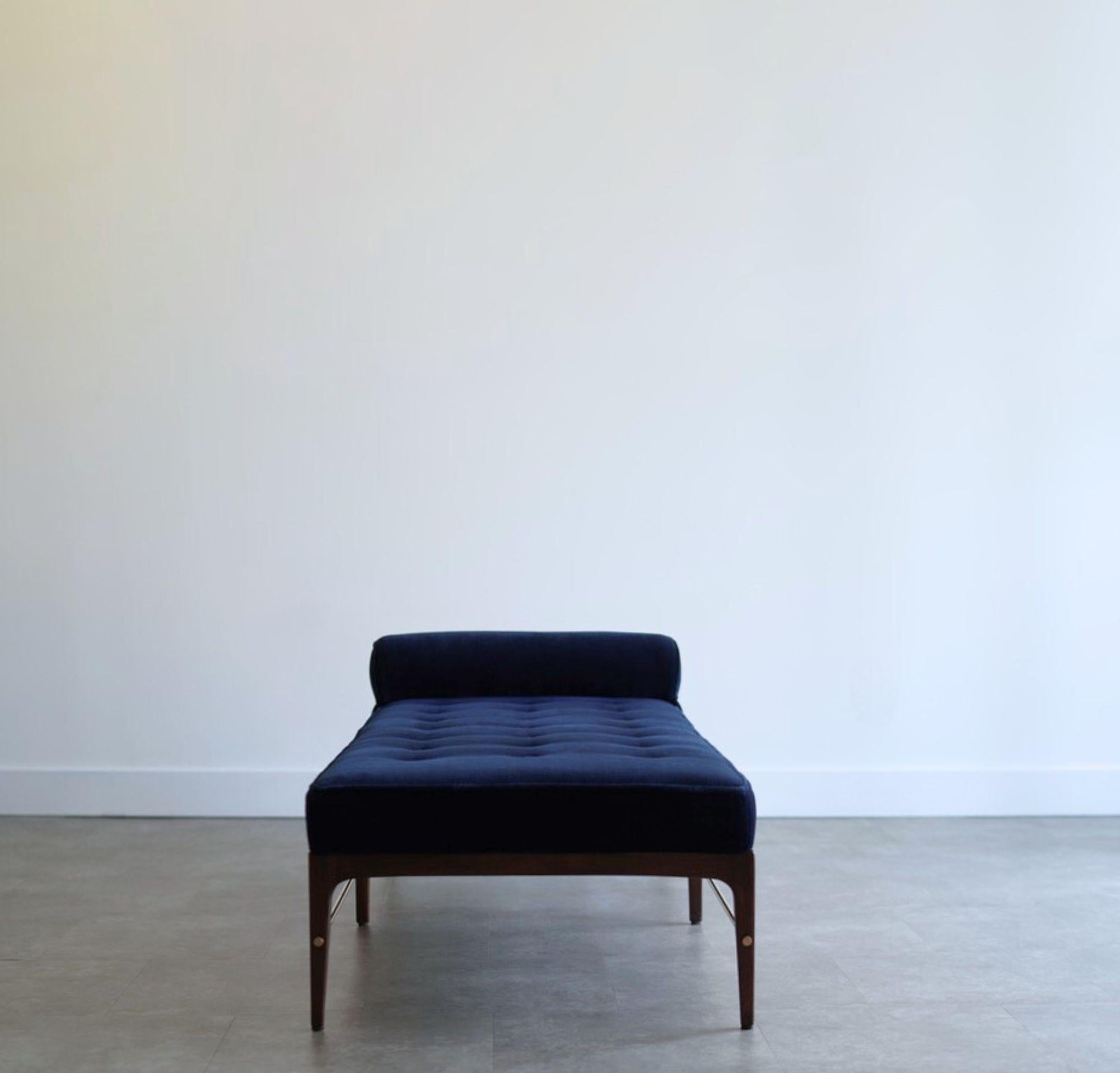 XXI secolo e contemporaneo Letto da giorno lineare in noce scuro Serie 72 di Stamford Modern in vendita