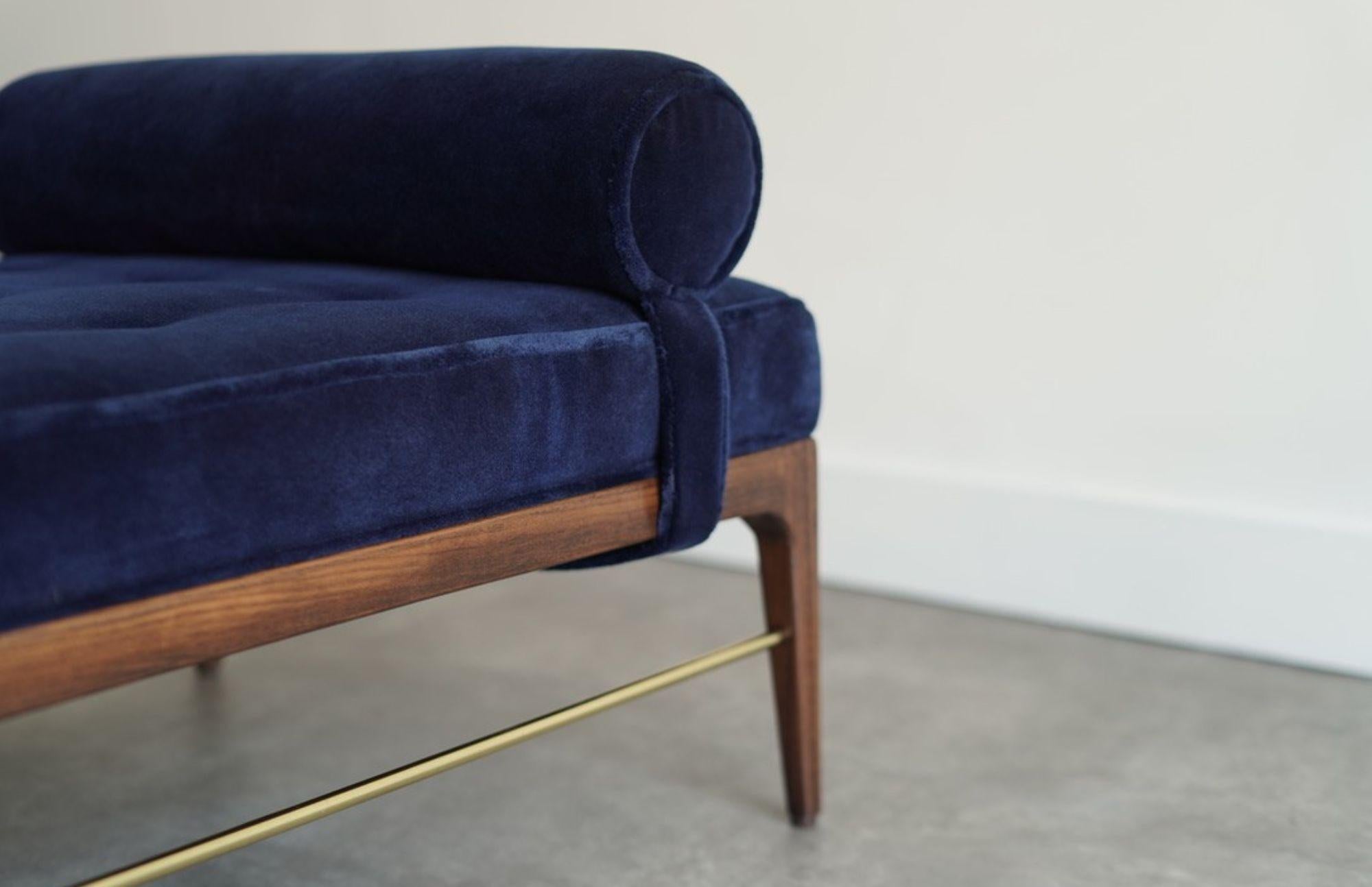 Ottone Letto da giorno lineare in noce scuro Serie 72 di Stamford Modern in vendita