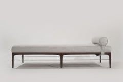 Letto da giorno lineare in noce scuro Serie 84 di Stamford Modern