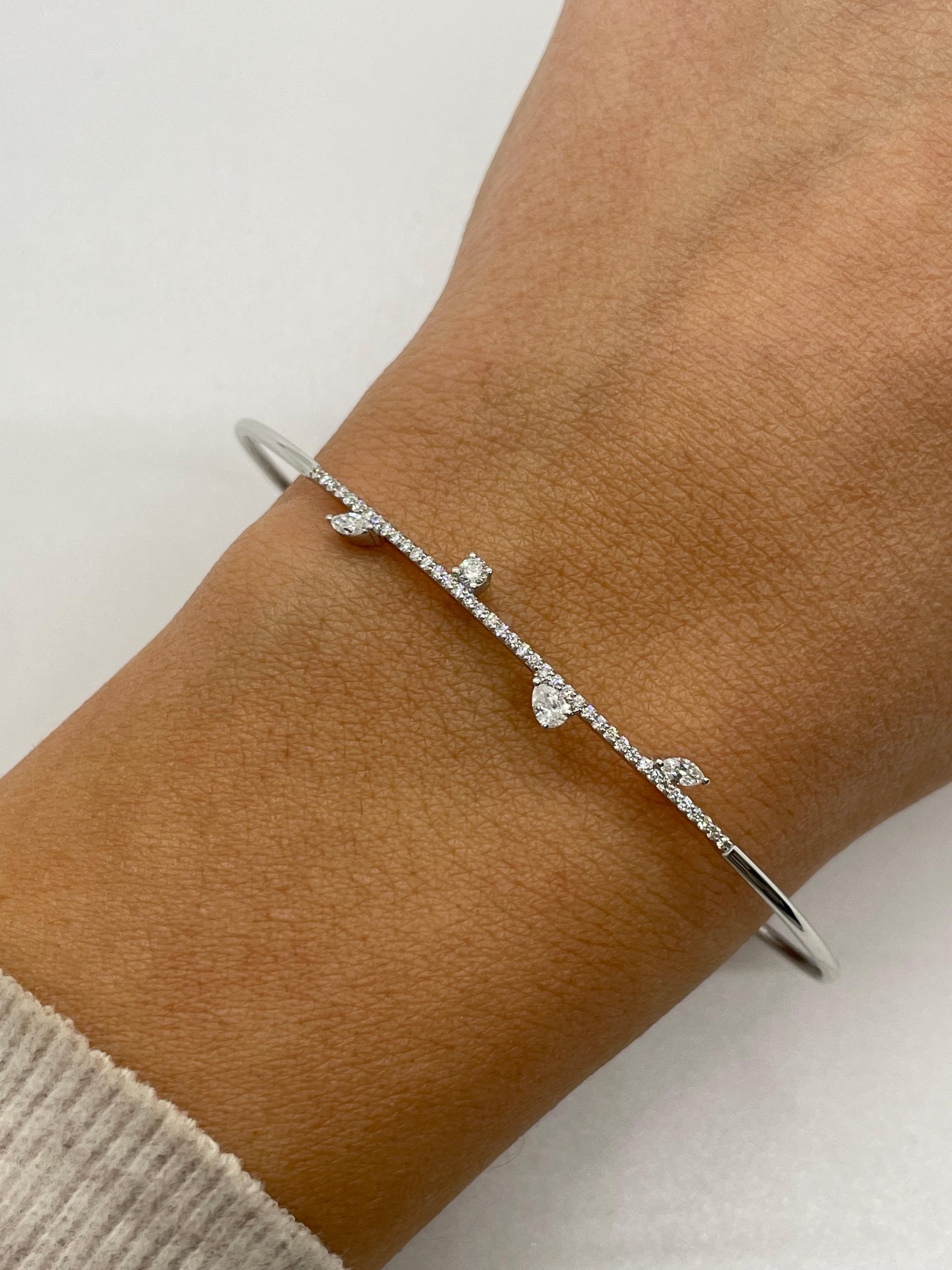 Brazalete de diamantes lineales en oro blanco de 18 quilates, Grande Corte redondo en venta