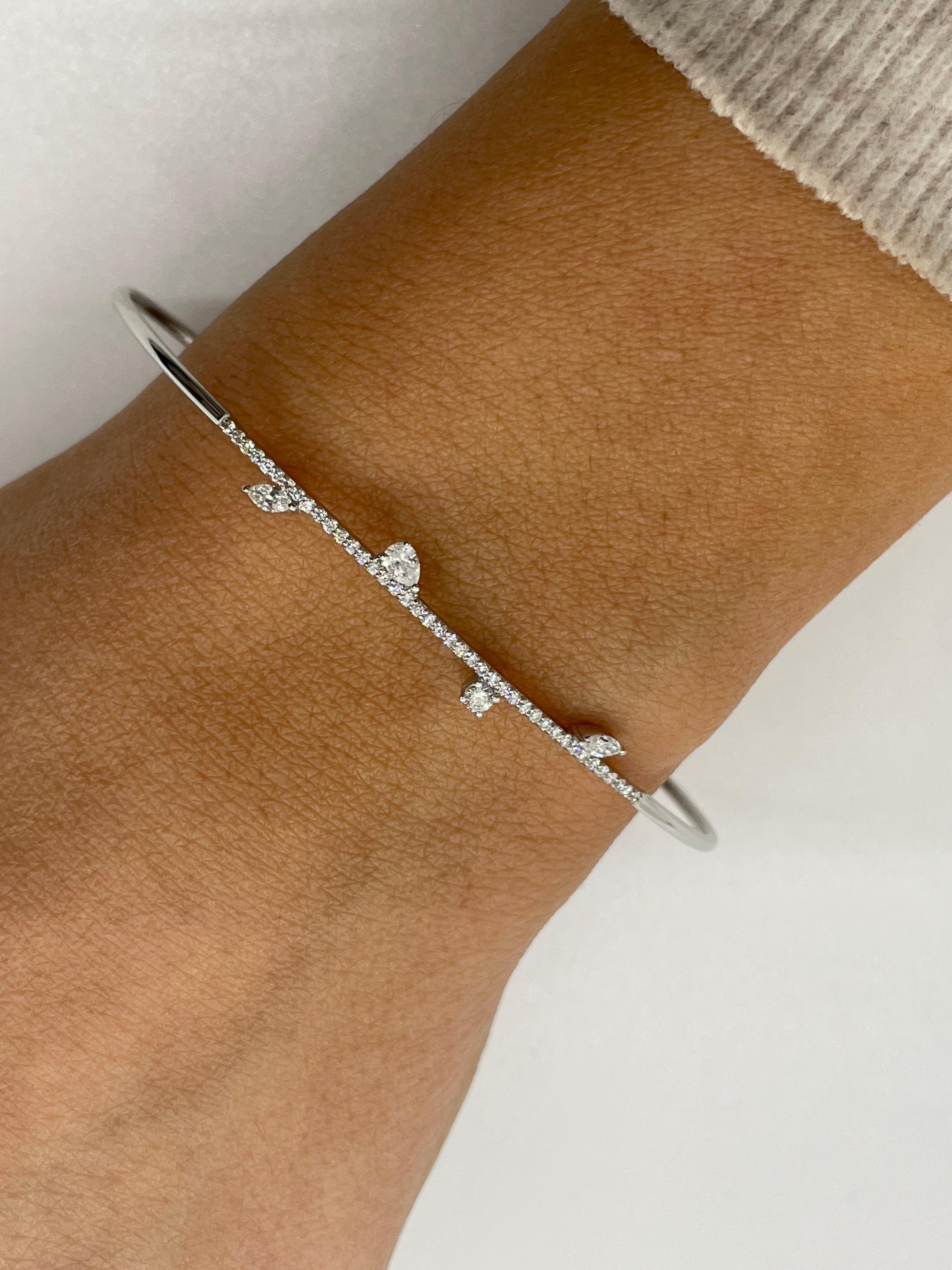 Brazalete de diamantes lineales en oro blanco de 18 quilates, Grande en Nuevo estado para la venta en Los Angeles, CA